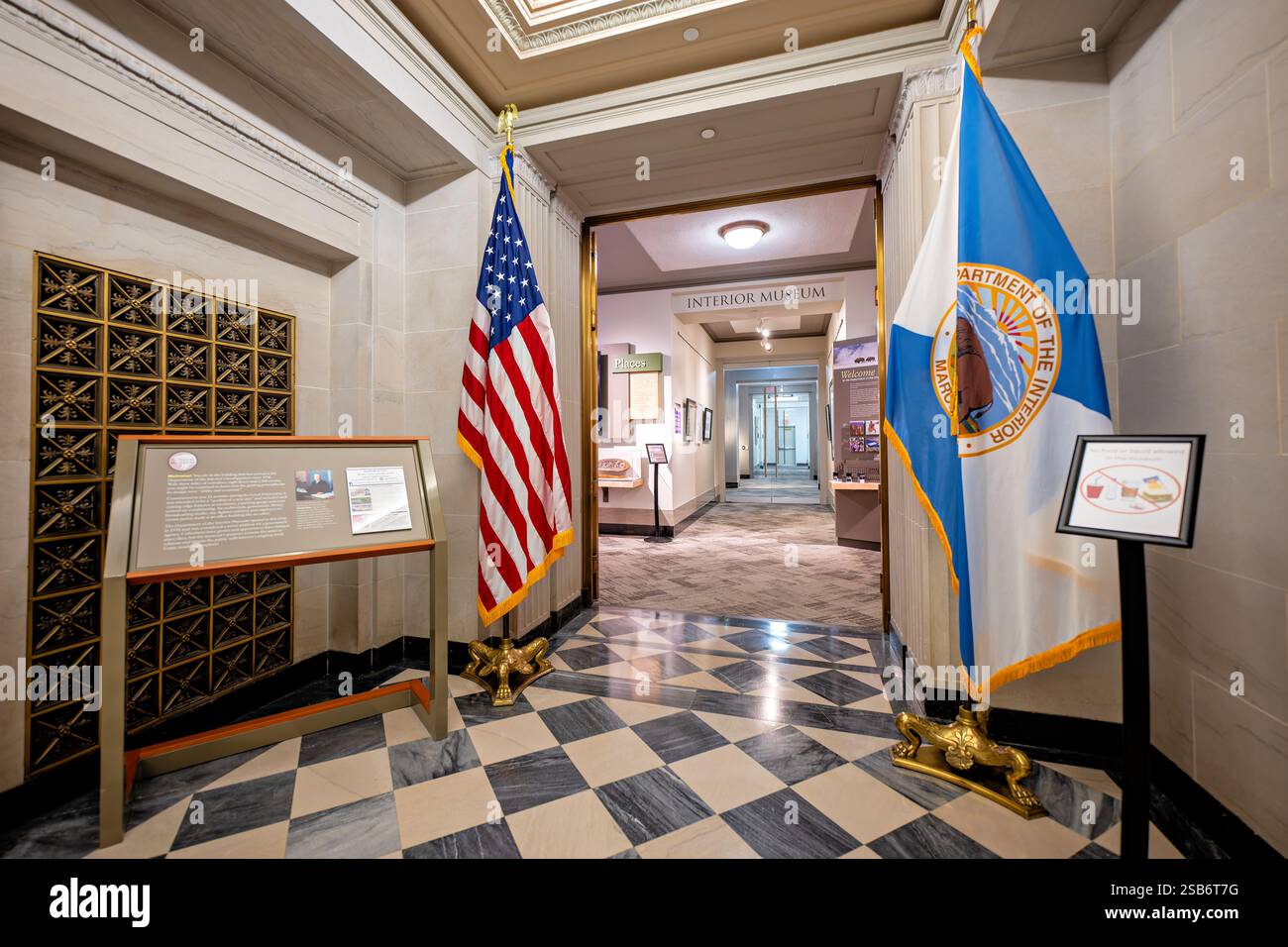 Department of the Interior Museum in Washington DC | WASHINGTON DC — Das U.S. Department of Interior Museum, gegründet 1938, befindet sich im Stewart Lee Udall Interior Building in der 1849 C Street NW. Als erstes Museum, das innerhalb einer Exekutivabteilung der US-Regierung errichtet wurde, dokumentiert es die Geschichte der öffentlichen Länder, der natürlichen Ressourcen und des Erbes der amerikanischen Ureinwohner. Das Gebäude, entworfen vom Architekten Waddy Butler Wood im Art-Moderne- und Art-Deco-Stil und 1936 fertiggestellt, beherbergt die größte Sammlung von Wandgemälden und Skulpturen aus der New-Deal-Ära von allen Bundesgebäuden in Stockfoto