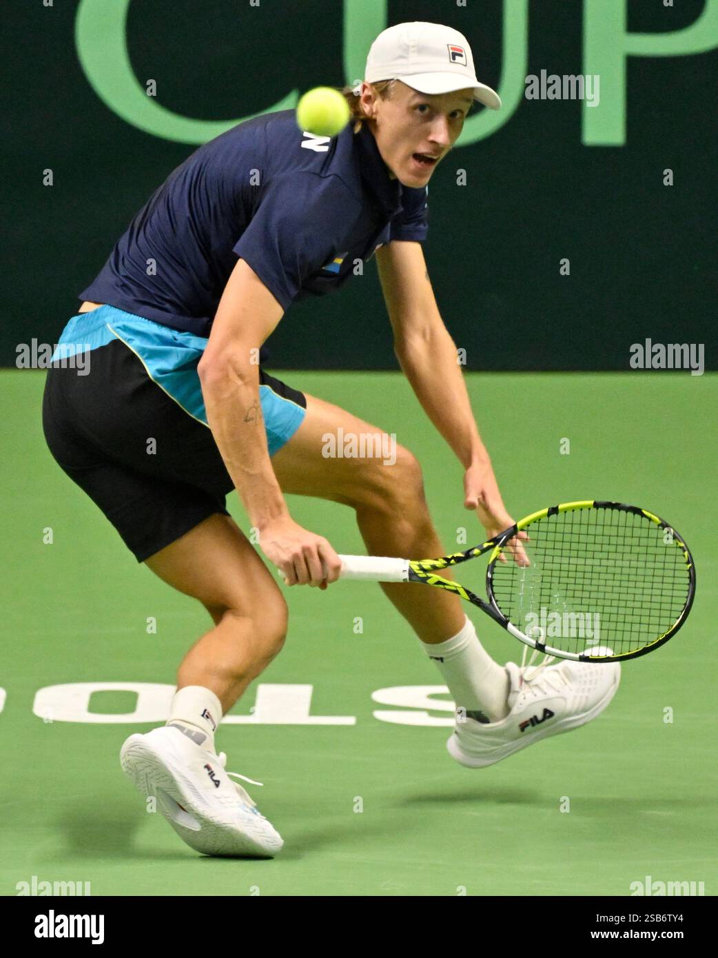 Stockholm, Schweden. Februar 2025. STOCKHOLM, SCHWEDEN 20250201 Leo Borg im Einzelspiel gegen John Peers im Davis Cup Spiel zwischen Schweden und Australien in der Royal Tennis Hall in Stockholm, Schweden. Foto: Jonas Ekströmer/TT/Code 10030 Credit: TT News Agency/Alamy Live News Stockfoto
