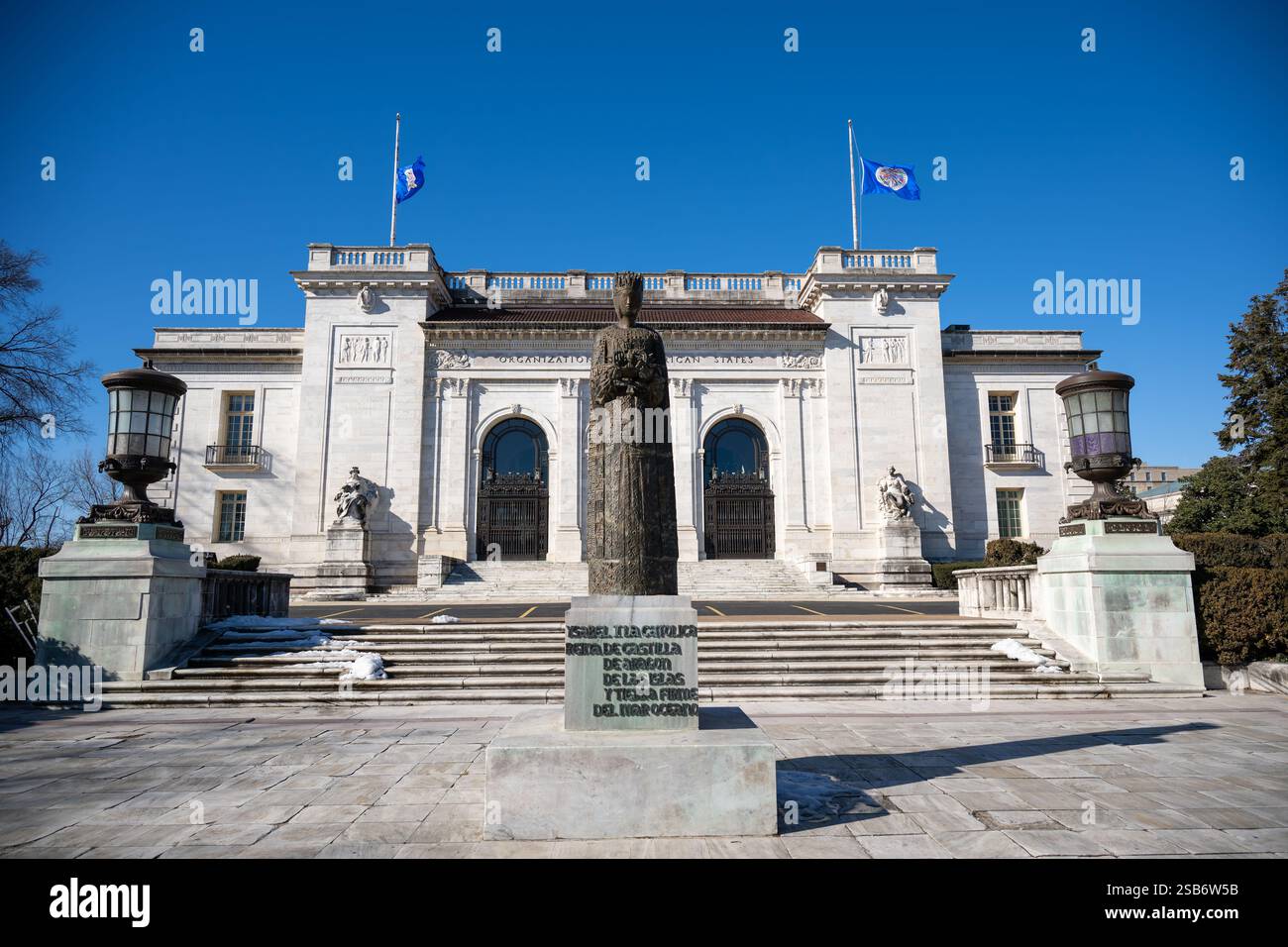 WASHINGTON DC // WASHINGTON DC – das Hauptquartier der Organisation amerikanischer Staaten (OAS) steht an der 17th Street und der Constitution Avenue NW. Das historische Gebäude, ursprünglich als Pan American Union Building erbaut, dient als Hauptsitz der OAS. Das Gebäude repräsentiert die institutionelle Architektur des frühen 20. Jahrhunderts in Washingtons diplomatischem Viertel. Stockfoto