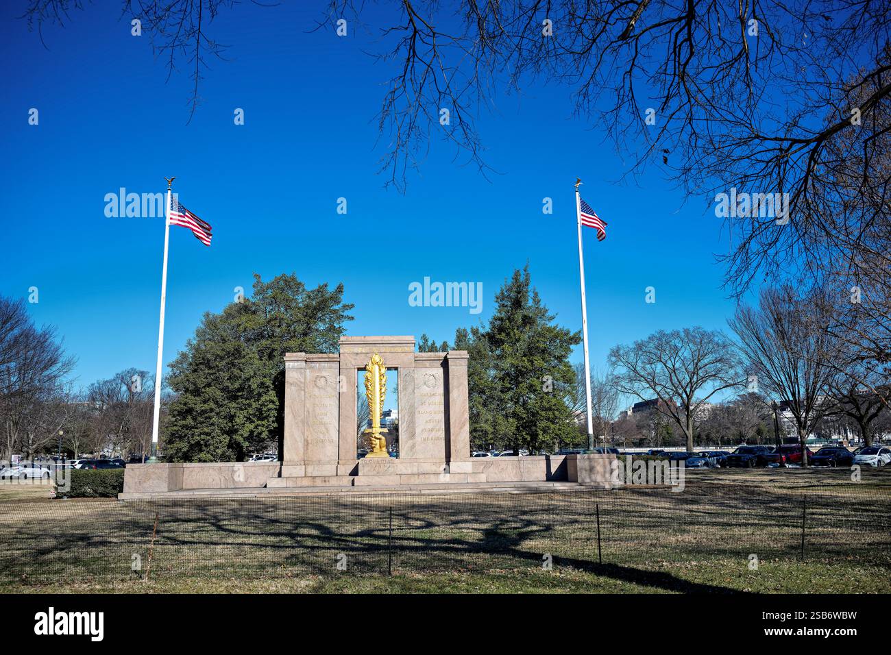 Second Division Memorial Washington DC // WASHINGTON DC – das Second Division Memorial, das sich an der Constitution Avenue im President's Park befindet, ehrt die gefallenen Soldaten der Second Infantry Division der Vereinigten Staaten. Das 1936 geweihte zentrale Monument zeigt eine brennende Schwertskulptur von James Earle Fraser, die von einer Granitbasis in Ellicott City ragt. 1962 wurden zwei Flügel hinzugefügt, um den Dienst der Division im Zweiten Weltkrieg und in Korea zu erinnern. Stockfoto
