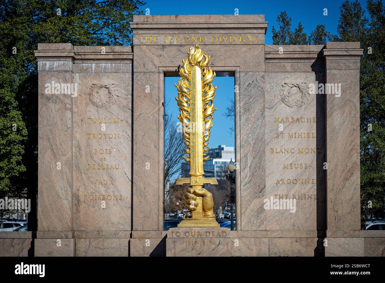 Second Division Memorial Flaming Sword Sculpture Washington DC // WASHINGTON DC – das Second Division Memorial befindet sich an der Constitution Avenue im President's Park und ehrt die gefallenen Soldaten der Second Infantry Division der Vereinigten Staaten. Das 1936 geweihte zentrale Monument zeigt eine brennende Schwertskulptur von James Earle Fraser, die von einer Granitbasis in Ellicott City ragt. 1962 wurden zwei Flügel hinzugefügt, um den Dienst der Division im Zweiten Weltkrieg und in Korea zu erinnern. Stockfoto