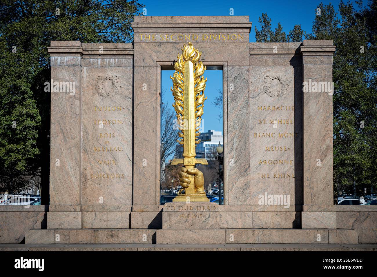 WASHINGTON DC // WASHINGTON DC – das zweite Division Memorial befindet sich an der Constitution Avenue im President's Park und ehrt die gefallenen Soldaten der Zweiten Infanteriedivision der Vereinigten Staaten. Das 1936 geweihte zentrale Monument zeigt eine brennende Schwertskulptur von James Earle Fraser, die von einer Granitbasis in Ellicott City ragt. 1962 wurden zwei Flügel hinzugefügt, um den Dienst der Division im Zweiten Weltkrieg und in Korea zu erinnern. Stockfoto
