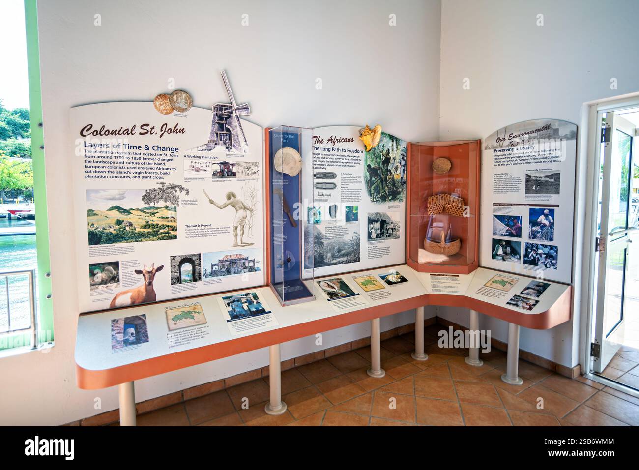CRUZ BAY, U.S. Virgin Islands – die koloniale Ausstellung des Virgin Islands National Park Visitor Center dokumentiert die Ära der Plantagen auf St. John. Die Ausstellung zeigt Artefakte, Karten und Informationen über Zuckerproduktion und Plantagen während der dänischen Kolonialzeit. Interpretationstafeln erklären die Transformation der Insel vom 17. Bis 19. Jahrhundert. Stockfoto