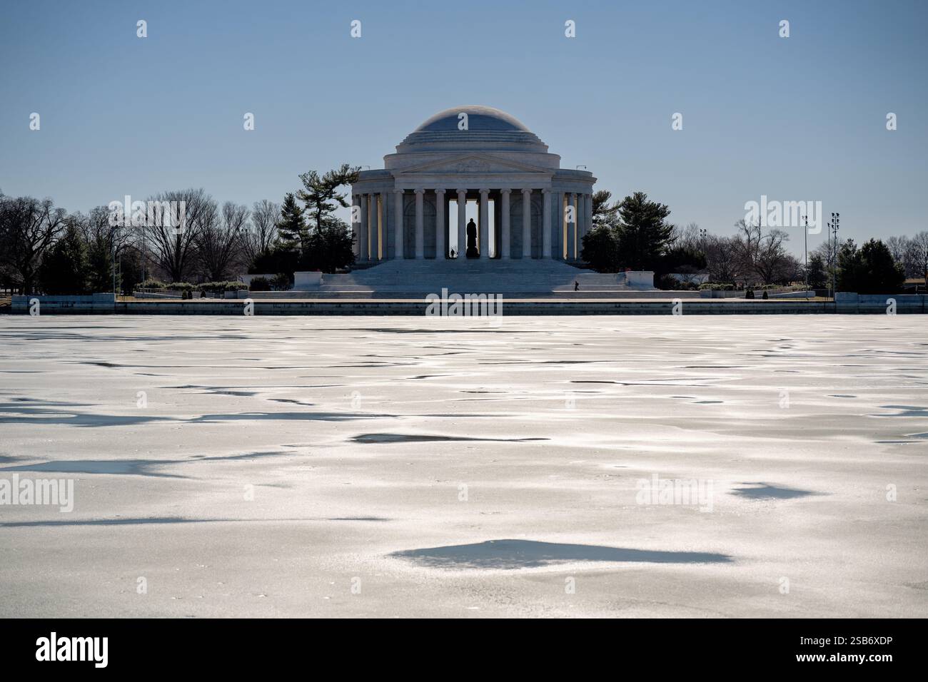 WASHINGTON DC – Eis bedeckt das Tidal Basin am 29. Januar 2025, im Hintergrund ist das Jefferson Memorial zu sehen. Das neoklassizistische Denkmal steht vor der Winterlandschaft. Die gefrorene Oberfläche des Gezeitenbeckens bildet einen starken Kontrast zum weißen Marmor der Gedenkstätte. Stockfoto