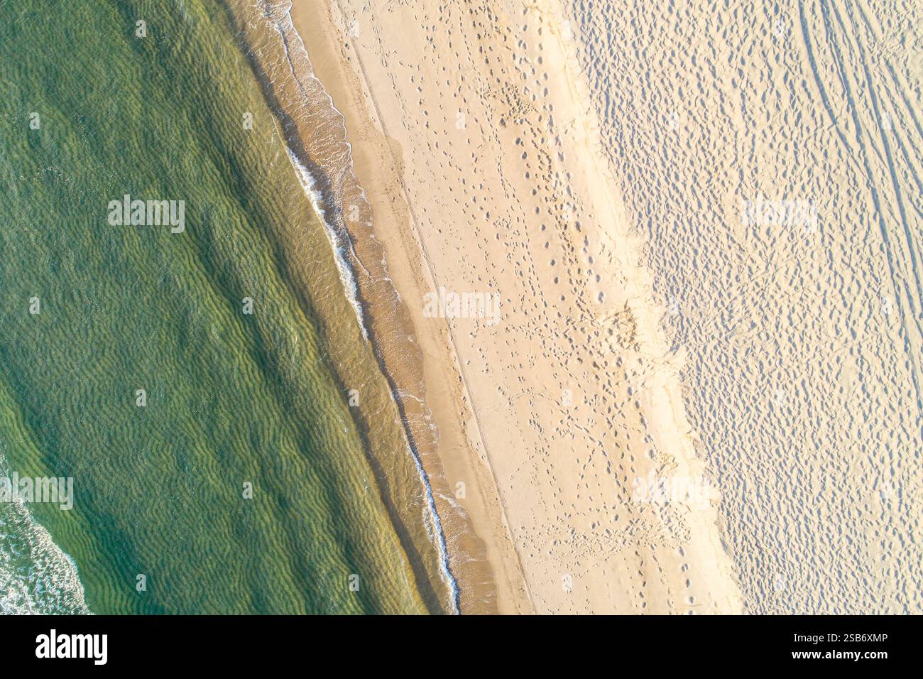 Blick von oben auf den Strand mit lebhaftem türkisfarbenem Wasser, Konzept der Drohne Blick auf den ruhigen Hintergrund Stockfoto