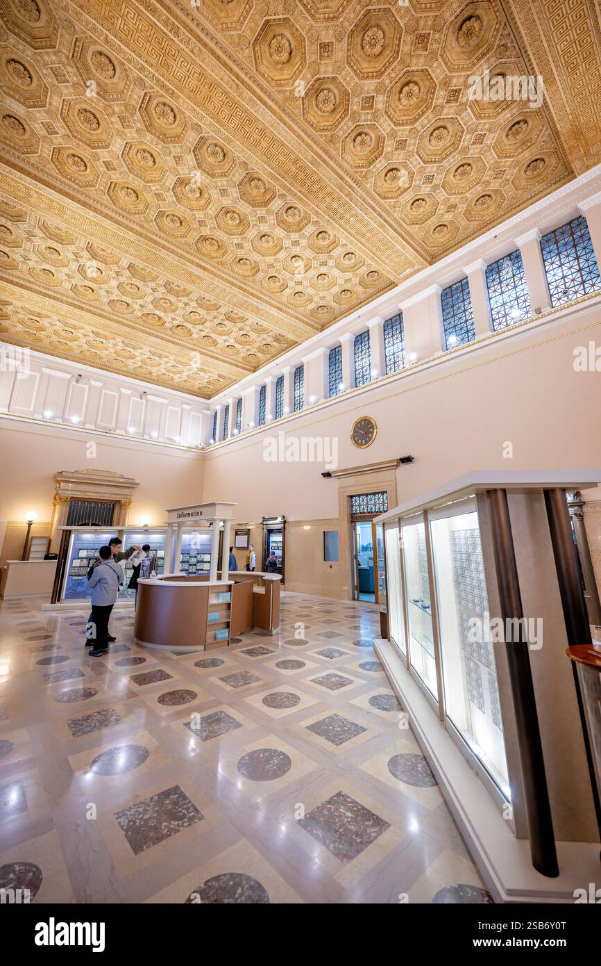 WASHINGTON DC – das Innere des Bureau of Graving and Printing Building, das 1914 fertiggestellt wurde, zeigt kunstvolle Deckendekorationen und Marmorböden, die charakteristisch für die föderale Architektur des frühen 20. Jahrhunderts sind. Die Beaux-Arts-Innenarchitektur dieses historischen Finanzministeriums spiegelt die Pracht der Regierungsgebäude aus der progressiven Ära wider. Stockfoto