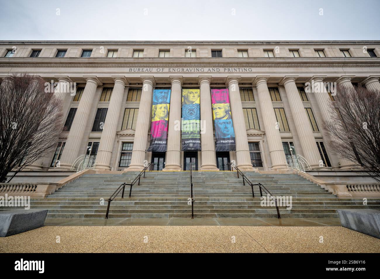 WASHINGTON DC – das Bureau of Engraving and Printing Building, in dem US-Papierwährungen hergestellt werden, steht als prominentes Bundeswerk in Washington DC. Diese historische Einrichtung des Finanzministeriums, oft als „Money Factory“ bezeichnet, produziert seit dem späten 19. Jahrhundert amerikanische Papierwährungen. Stockfoto