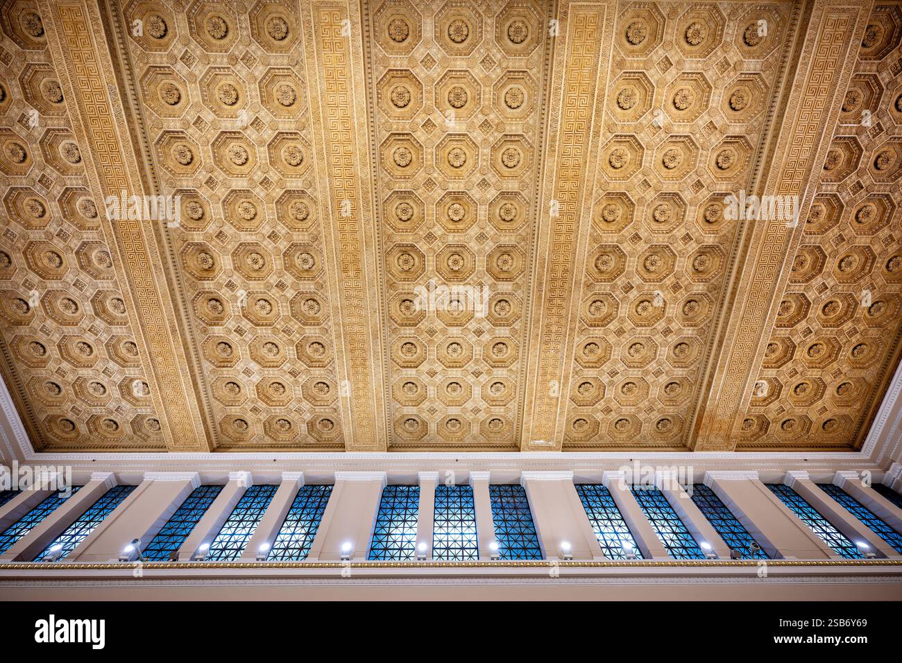 WASHINGTON DC – das Innere des Bureau of Graving and Printing Building, das 1914 fertiggestellt wurde, zeigt kunstvolle Deckendekorationen und Marmorböden, die charakteristisch für die föderale Architektur des frühen 20. Jahrhunderts sind. Die Beaux-Arts-Innenarchitektur dieses historischen Finanzministeriums spiegelt die Pracht der Regierungsgebäude aus der progressiven Ära wider. Stockfoto