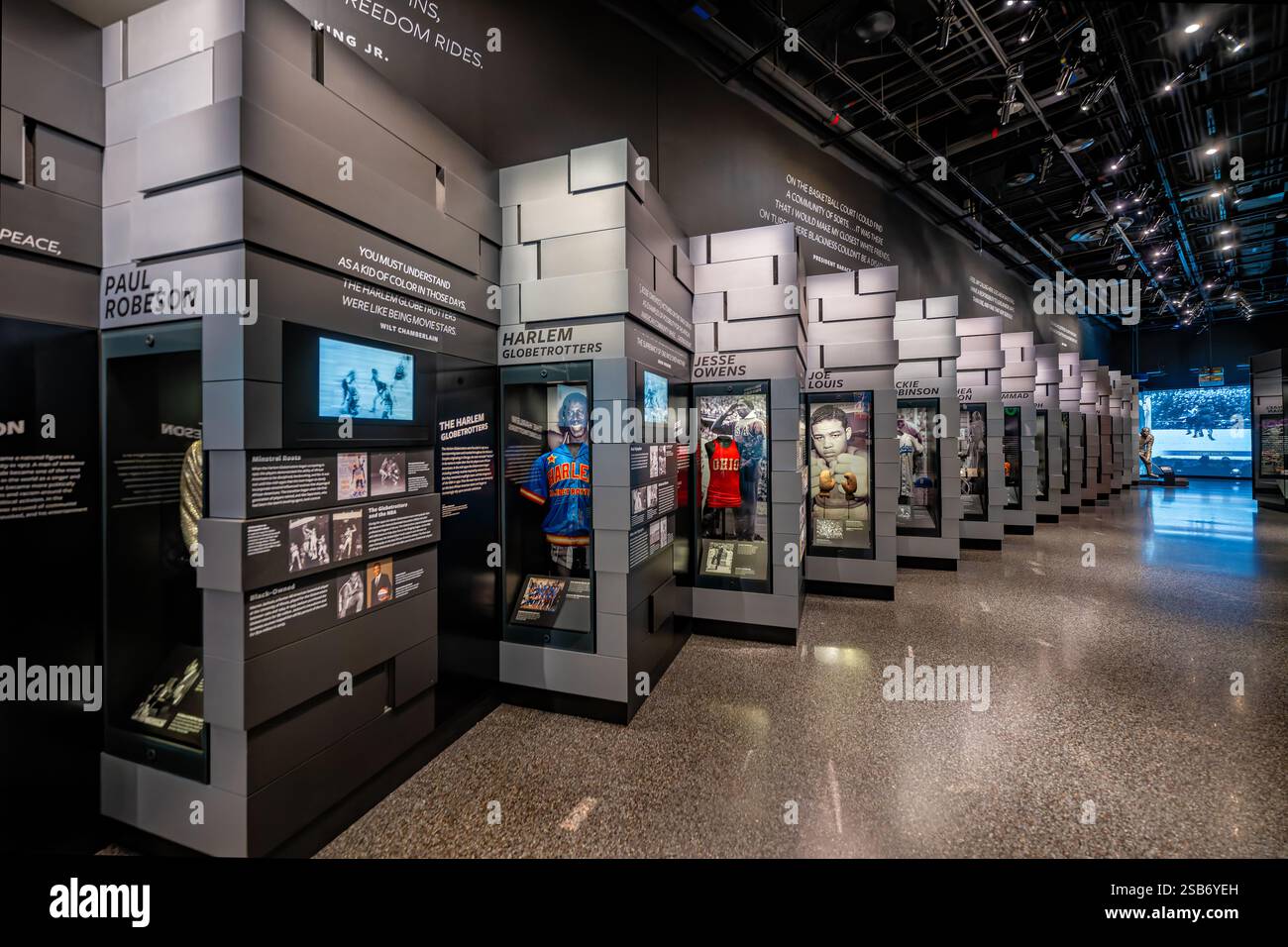 WASHINGTON DC – die Sportsammlung des National Museum of African American History and Culture zeigt Erinnerungsstücke von Pionieren afroamerikanischer Athleten. Die Ausstellung zeigt Artefakte aus Paul Robesons Fußballkarriere, Harlem Globetrotters Uniformen und Ausrüstung, Jesse Owens' Olympiagegenstände, Joe Louis' Boxerdenkwürfe und Jackie Robinson Baseballartefakte, die dokumentieren, wie diese Athleten durch den Sport rassistische Barrieren durchbrachen. Stockfoto