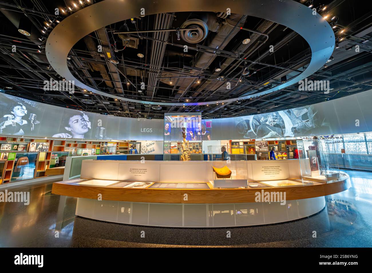 WASHINGTON DC – die Literaturausstellung des National Museum of African American History and Culture zeigt die reiche Geschichte der schwarzen literarischen Errungenschaften in Amerika. Die Ausstellung zeigt Manuskripte, Erstausgaben und persönliche Gegenstände prominenter afroamerikanischer Schriftsteller und Dichter, die ihre Beiträge zur amerikanischen Literatur und zum kulturellen Leben dokumentieren. Stockfoto