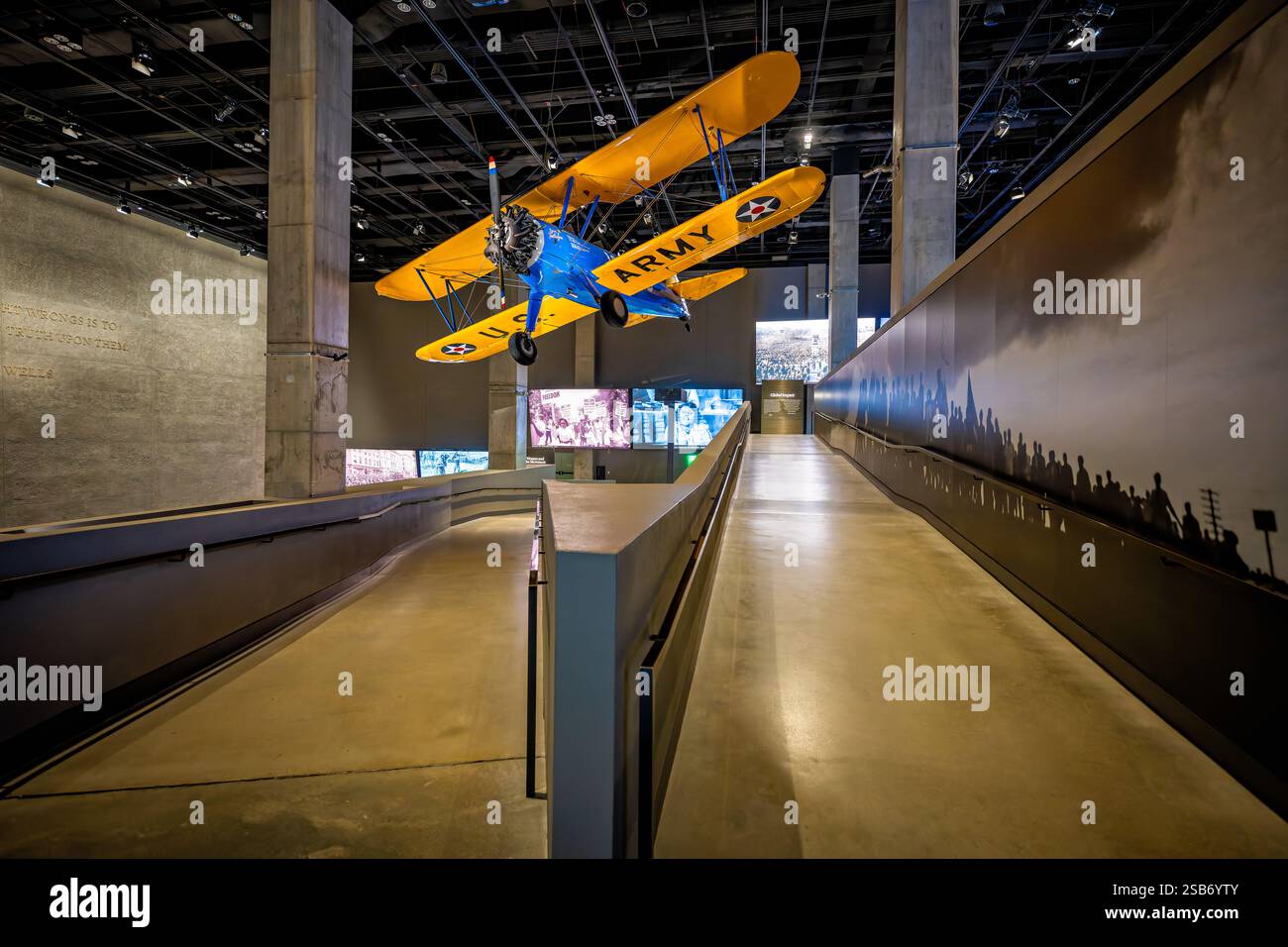 WASHINGTON DC – das National Museum of African American History and Culture zeigt einen restaurierten Tuskegee-Trainingszweidecker mit markanten gelben Flügeln und blauem Rumpf, der Flugzeuge darstellt, die während des Zweiten Weltkriegs für die Ausbildung der Tuskegee Airmen verwendet wurden. Dieser Flugzeugtyp war entscheidend für die Vorbereitung afroamerikanischer Piloten am Tuskegee Institute in Alabama. Stockfoto