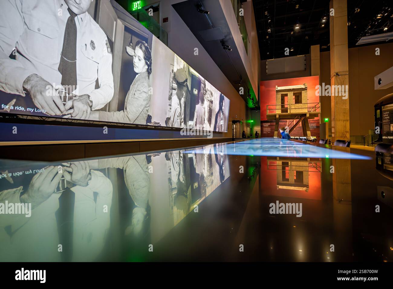 WASHINGTON DC – das National Museum of African American History and Culture verfügt über eine interaktive Multimediastation, die das Erlebnis der Greensboro-Mittagstheke von 1960 nachbildet. Die Ausstellung ermöglicht es den Besuchern, sich mit dem historischen Moment durch digitale Technologie und interaktive Elemente auseinanderzusetzen und bietet den Kontext für die gewaltfreie Protestbewegung. Stockfoto