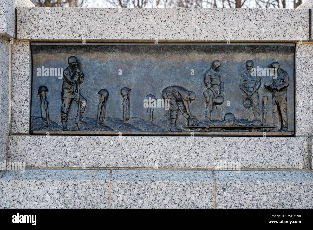 WASHINGTON DC – das Bronze-Basreliefs im National World war II Memorial zeigt die düstere militärische Tradition, ein temporäres Grab mit einem umgedrehten M-1 Garand-Gewehr mit Helm zu markieren, das als provisorischer Grabstein für amerikanische Soldaten diente, die im Pacific Theater starben. Dieses vom Bildhauer Ray Kaskey geschaffene Kunstwerk ist eines von 24 Bronze-Basreliefs entlang des zeremoniellen Eingangs der Gedenkstätte, die sowohl Schlachtszenen als auch Heimatfronterlebnisse während des Krieges veranschaulichen. Das Basrelief ehrt die Tausenden von amerikanischen Soldaten, die im Pazifikdschungel starben, wo logi Stockfoto