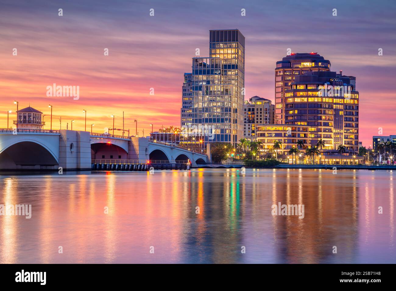West Palm Beach, Florida, USA. Stadtbild von West Palm Beach, Florida mit Reflexion der Skyline der Stadt im Wasser bei schönem Sonnenuntergang. Stockfoto