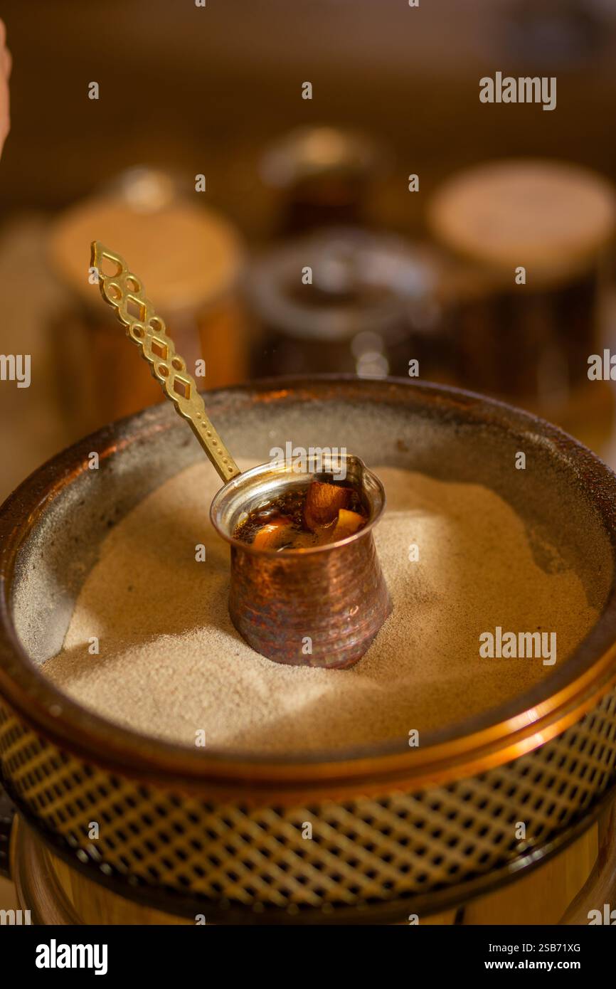 Türkischer Sandkaffee. Zubereitung von türkischem Kaffee im Sand. Türkische Methode der Kaffeezubereitung. Östlicher Kaffee. Stockfoto
