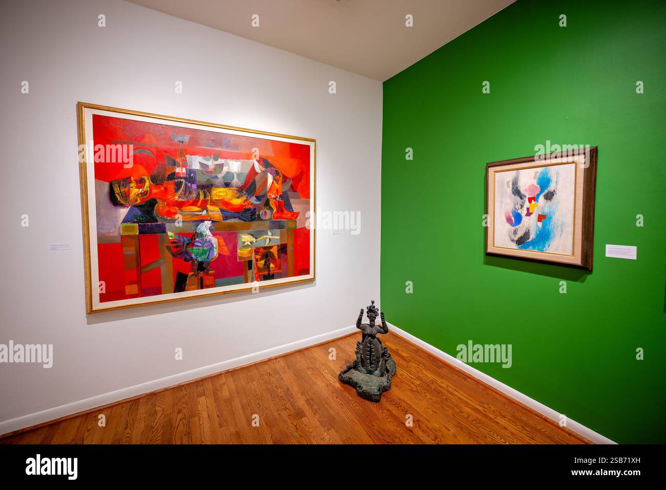 Kunstmuseum der Amerikas Transatlantische Begegnungen Ausstellung Washington DC | WASHINGTON DC, Vereinigte Staaten — Drei bedeutende Werke aus der Ausstellung „Transatlantische Begegnungen“ des Kunstmuseums der Amerikas werden zusammen gezeigt, die das Engagement lateinamerikanischer Modernisten mit europäischen Avantgarde-Bewegungen demonstrieren. Die Gruppe umfasst Alejandro Obregóns „Der tote Student“ (1956), eine pointierte politische Aussage des kolumbianischen Künstlers; Maria Martins' Bronzeskulptur „Boluna“ (1942), geschaffen während des Aufenthalts der brasilianischen Künstlerin während des Krieges in den Vereinigten Staaten; und Carlos Méridas „Stürmisches Purp Stockfoto