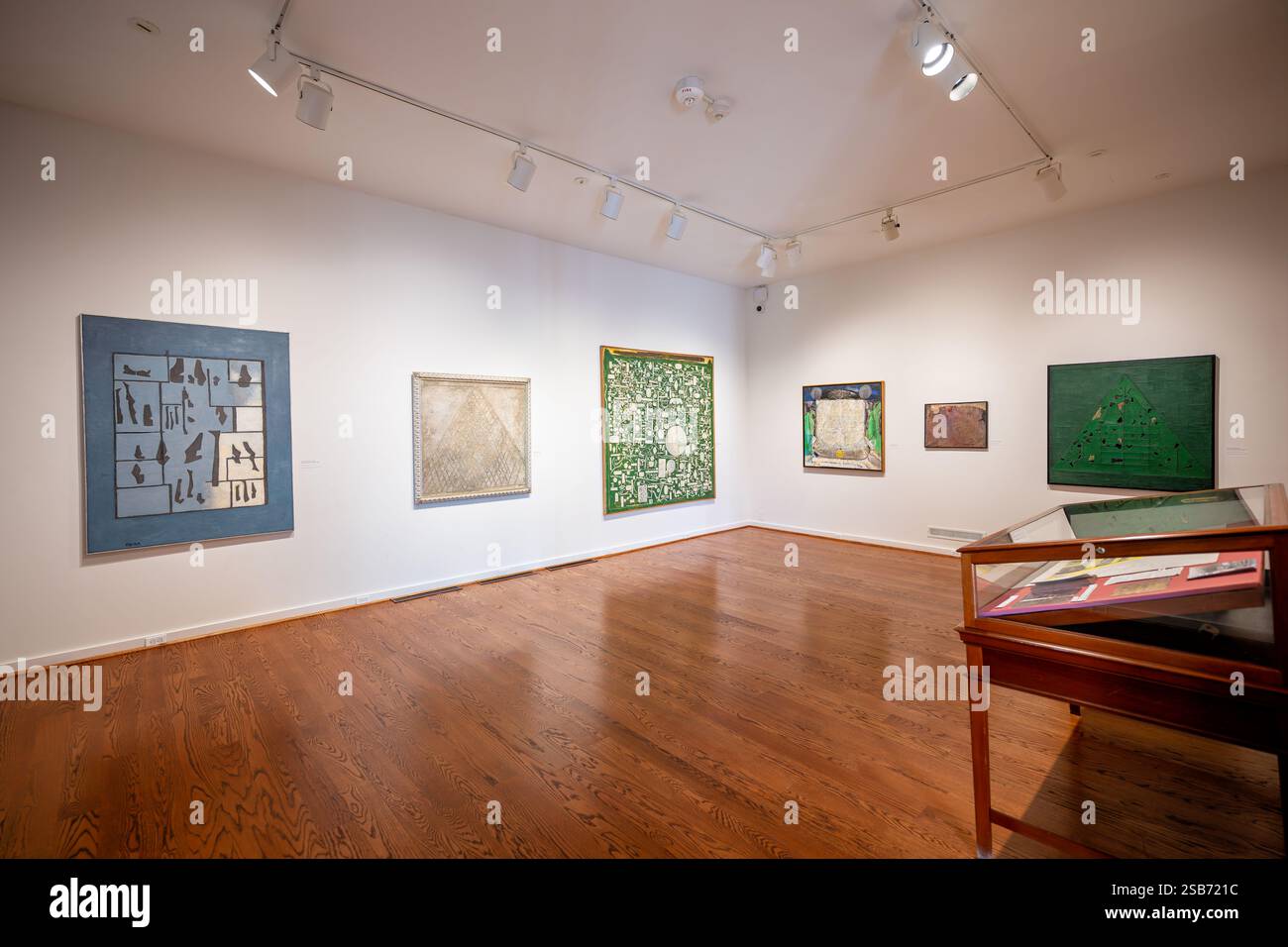 Enrique Tábara Art Exhibition Art Museum of the Americas Washington DC // WASHINGTON DC — das Kunstmuseum of the Americas präsentiert „im Zeitalter der Götter: Der angestammte Fußabdruck von Enrique Tábara“ mit Werken des ecuadorianischen Künstlers (1930-2021). Die Ausstellung umfasst sein Gemälde „Tiahuanaco“ aus dem Jahr 1964, das erstmals in der Panamerikanischen Union gezeigt wurde, sowie Stücke aus seiner letzten Serie „Colección Latinoamérica“. Die Show erkundet Tábara tiefe Verbindung zur präkolumbischen Kultur durch zwei verschiedene Phasen seiner künstlerischen Karriere. Stockfoto