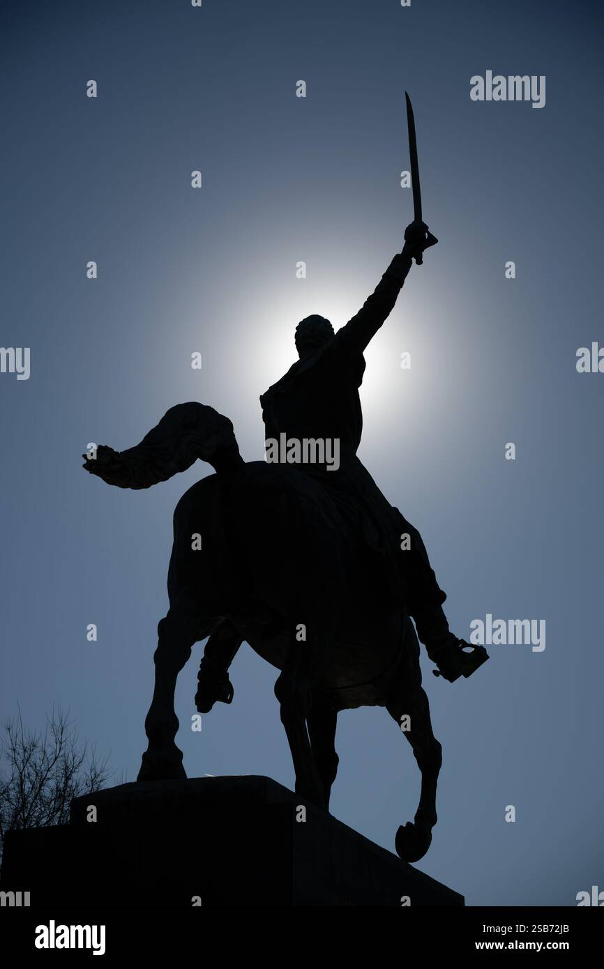 Simón Bolívar Equestrian Statue Washington DC // WASHINGTON DC – die Statue des Reiters von Simón Bolívar befindet sich in der Nähe des Gebäudes des US-Innenministeriums an der Virginia Avenue. Das von Felix de Weldon geschaffene Bronzemonument zeigt den südamerikanischen Befreier zu Pferd. Bolívar leitete im frühen 19. Jahrhundert Unabhängigkeitsbewegungen in weiten Teilen Südamerikas und brachte ihm den Titel „El Libertador“ ein. Die Statue war ein Geschenk Venezuelas an die Vereinigten Staaten, das 1958 geweiht wurde. De Weldon, der Bildhauer, ist auch bekannt für die Gestaltung des Marine Corps war Memorial, das die Flaggenrosinen zeigt Stockfoto