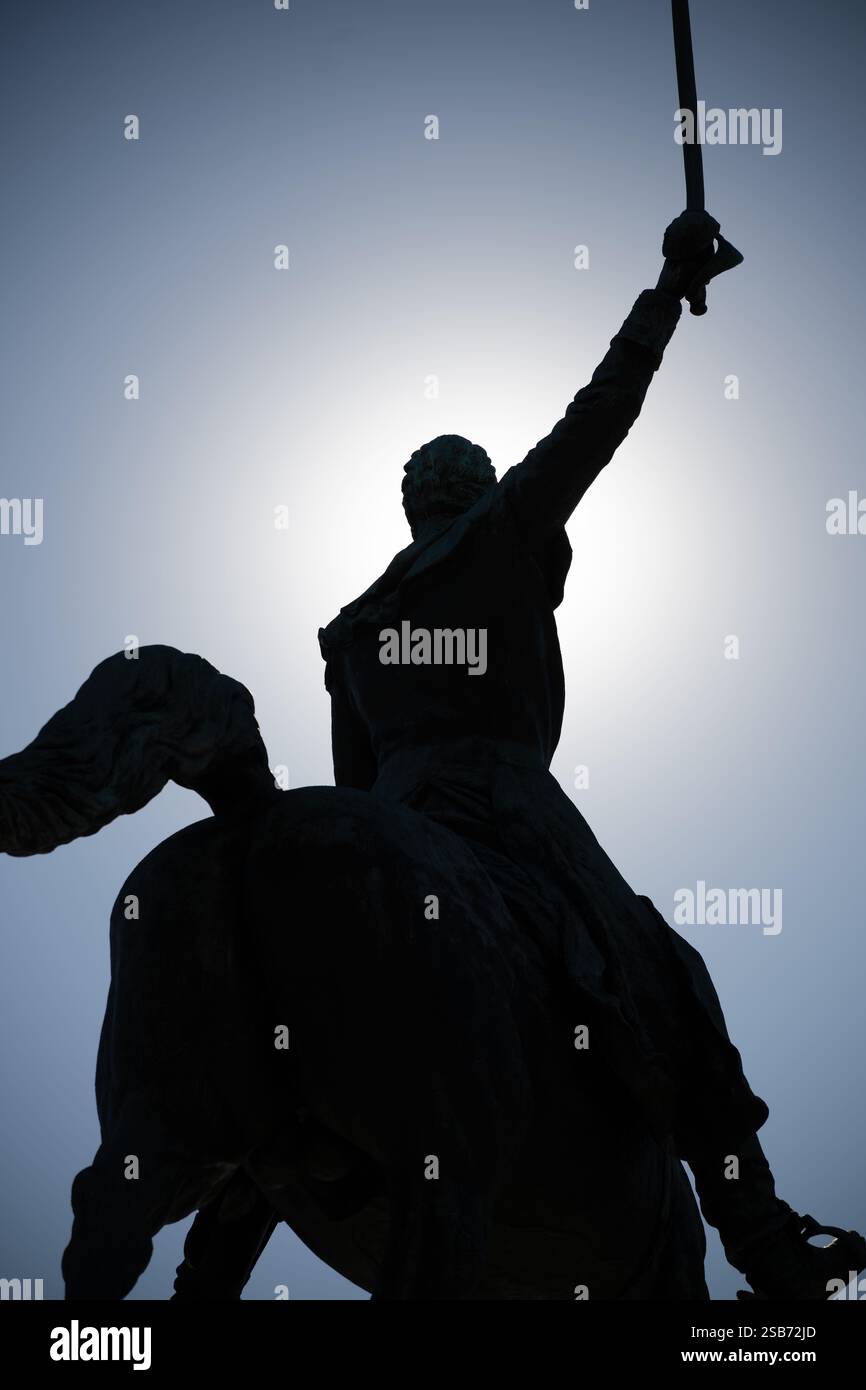 Simón Bolívar Equestrian Statue Washington DC // WASHINGTON DC – die Statue des Reiters von Simón Bolívar befindet sich in der Nähe des Gebäudes des US-Innenministeriums an der Virginia Avenue. Das von Felix de Weldon geschaffene Bronzemonument zeigt den südamerikanischen Befreier zu Pferd. Bolívar leitete im frühen 19. Jahrhundert Unabhängigkeitsbewegungen in weiten Teilen Südamerikas und brachte ihm den Titel „El Libertador“ ein. Die Statue war ein Geschenk Venezuelas an die Vereinigten Staaten, das 1958 geweiht wurde. De Weldon, der Bildhauer, ist auch bekannt für die Gestaltung des Marine Corps war Memorial, das die Flaggenrosinen zeigt Stockfoto