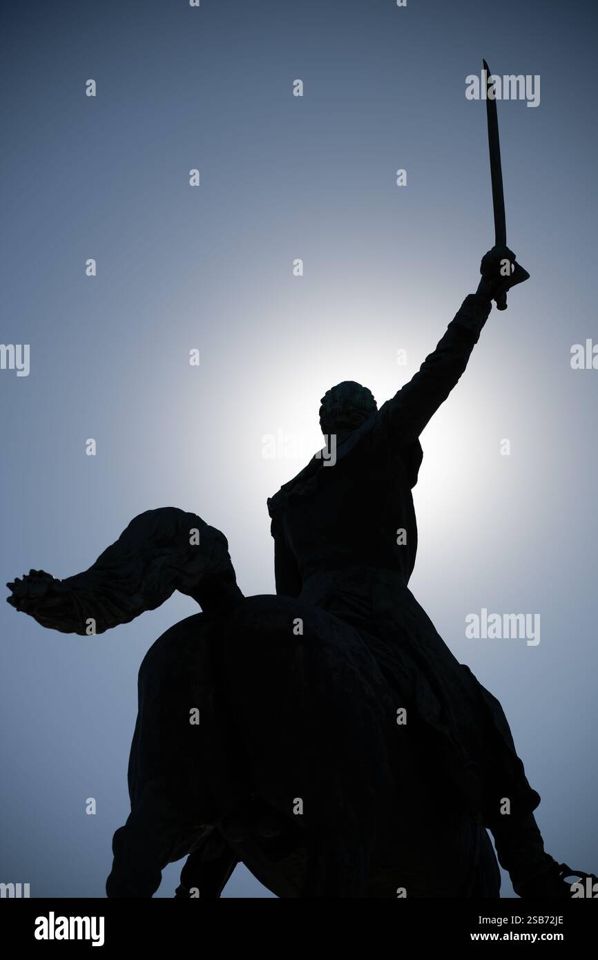 Simón Bolívar Equestrian Statue Washington DC // WASHINGTON DC – die Statue des Reiters von Simón Bolívar befindet sich in der Nähe des Gebäudes des US-Innenministeriums an der Virginia Avenue. Das von Felix de Weldon geschaffene Bronzemonument zeigt den südamerikanischen Befreier zu Pferd. Bolívar leitete im frühen 19. Jahrhundert Unabhängigkeitsbewegungen in weiten Teilen Südamerikas und brachte ihm den Titel „El Libertador“ ein. Die Statue war ein Geschenk Venezuelas an die Vereinigten Staaten, das 1958 geweiht wurde. De Weldon, der Bildhauer, ist auch bekannt für die Gestaltung des Marine Corps war Memorial, das die Flaggenrosinen zeigt Stockfoto