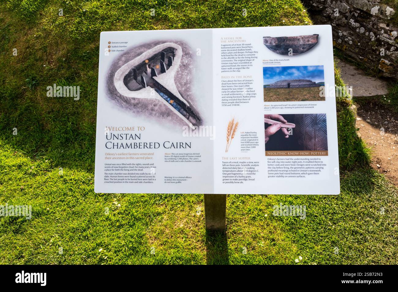 Interpretationsschild bei Unstan, gekammerter Cairn auf Orkney. Stockfoto