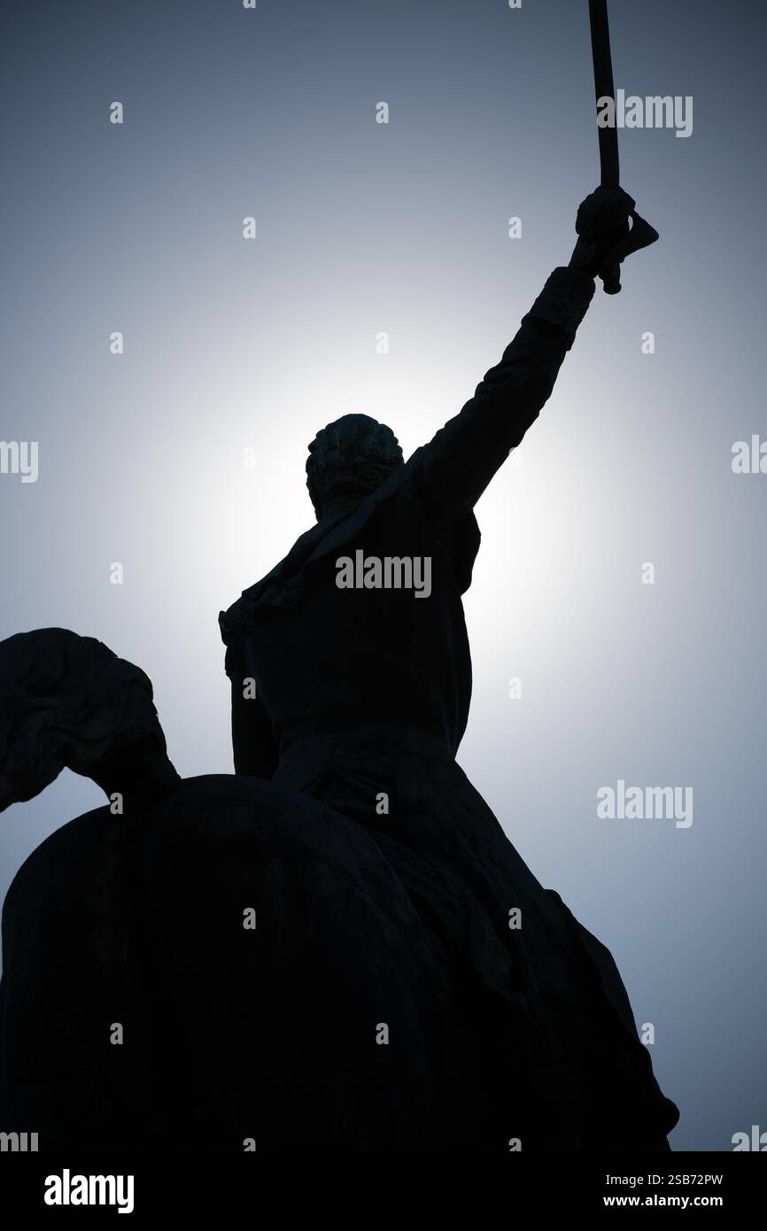 Simón Bolívar Equestrian Statue Washington DC // WASHINGTON DC – die Statue des Reiters von Simón Bolívar befindet sich in der Nähe des Gebäudes des US-Innenministeriums an der Virginia Avenue. Das von Felix de Weldon geschaffene Bronzemonument zeigt den südamerikanischen Befreier zu Pferd. Bolívar leitete im frühen 19. Jahrhundert Unabhängigkeitsbewegungen in weiten Teilen Südamerikas und brachte ihm den Titel „El Libertador“ ein. Die Statue war ein Geschenk Venezuelas an die Vereinigten Staaten, das 1958 geweiht wurde. De Weldon, der Bildhauer, ist auch bekannt für die Gestaltung des Marine Corps war Memorial, das die Flaggenrosinen zeigt Stockfoto