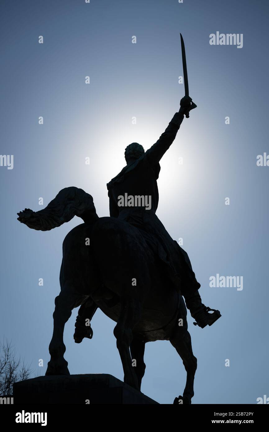 Simón Bolívar Equestrian Statue Silhouette Washington DC // WASHINGTON DC – die Statue des Reiters Simón Bolívar befindet sich in der Nähe des Gebäudes des US-Innenministeriums an der Virginia Avenue. Das von Felix de Weldon geschaffene Bronzemonument zeigt den südamerikanischen Befreier zu Pferd. Bolívar leitete im frühen 19. Jahrhundert Unabhängigkeitsbewegungen in weiten Teilen Südamerikas und brachte ihm den Titel „El Libertador“ ein. Die Statue war ein Geschenk Venezuelas an die Vereinigten Staaten, das 1958 geweiht wurde. De Weldon, der Bildhauer, ist auch bekannt für die Gestaltung des Marine Corps war Memorial, das die darstellt Stockfoto