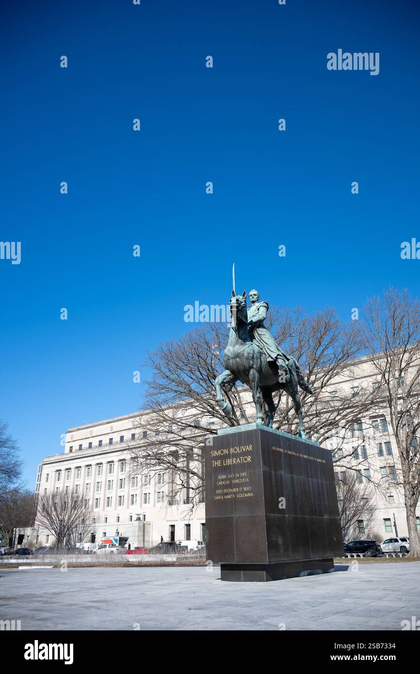 WASHINGTON DC – die Reiterstatue von Simón Bolívar steht in der Nähe des Gebäudes des US-Innenministeriums an der Virginia Avenue. Das von Felix de Weldon geschaffene Bronzemonument zeigt den südamerikanischen Befreier zu Pferd. Diese Statue war ein Geschenk Venezuelas an die Vereinigten Staaten im Jahr 1959 und ehrt Bolívar, der Anfang des 19. Jahrhunderts Unabhängigkeitsbewegungen in mehreren südamerikanischen Ländern leitete. Das Monument ist eines von mehreren internationalen Persönlichkeiten in den öffentlichen Räumen von Washington DC. Bolívar ist weithin als eine wichtige historische Persönlichkeit anerkannt, die Venezu befreite Stockfoto