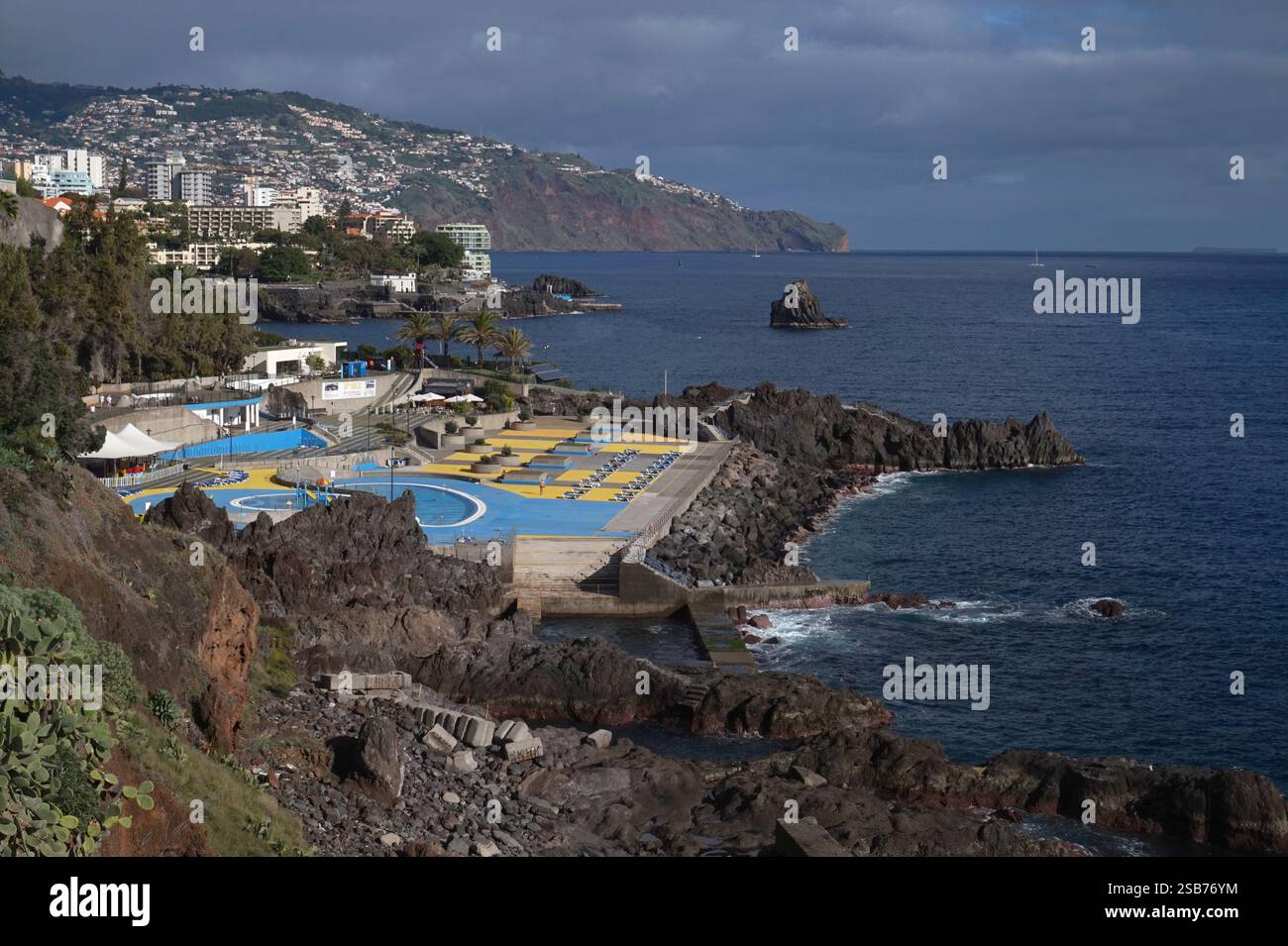 Ein lido-Außenpool und Erholungsbereich an der Küste in der Nähe von Funchal, Madeira, Portugal Stockfoto