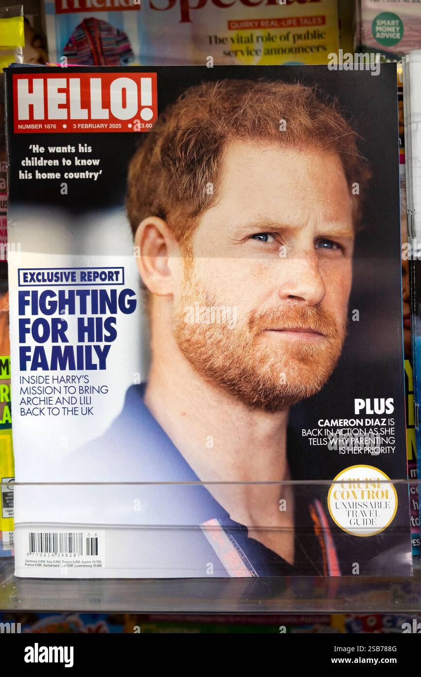 Prinz Harry „Fighting for His Family“ Titelseite Hallo! Hallo Magazin im Supermarkt Zeitungsregal Januar Februar 2025 London UK Stockfoto