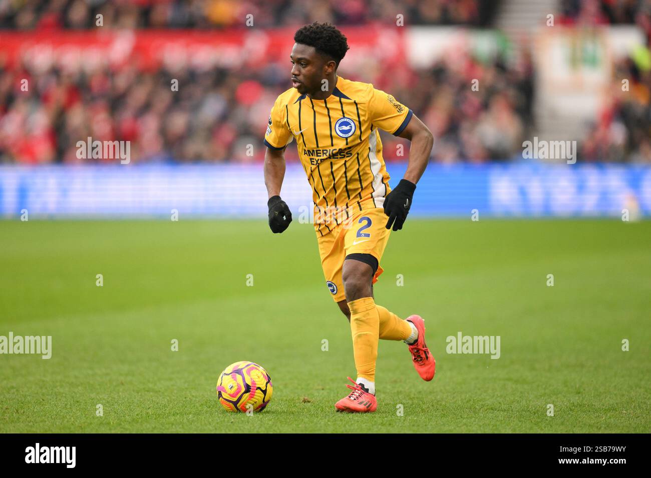 Tariq Lamptey aus Brighton spielt mit dem Ball während des Premier League-Spiels zwischen Nottingham Forest und Brighton und Hove Albion auf dem City Ground in Nottingham am Samstag, 1. Februar 2025. (Foto: Jon Hobley | MI News) Credit: MI News & Sport /Alamy Live News Stockfoto