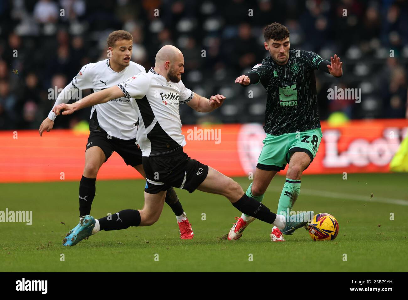 Matt Clarke aus Derby County schlägt Tom Cannon aus Sheffield United während des Sky Bet Championship Matches Derby County gegen Sheffield United im Pride Park Stadium, Derby, Großbritannien, 1. Februar 2025 (Foto: Alex Roebuck/News Images) Stockfoto