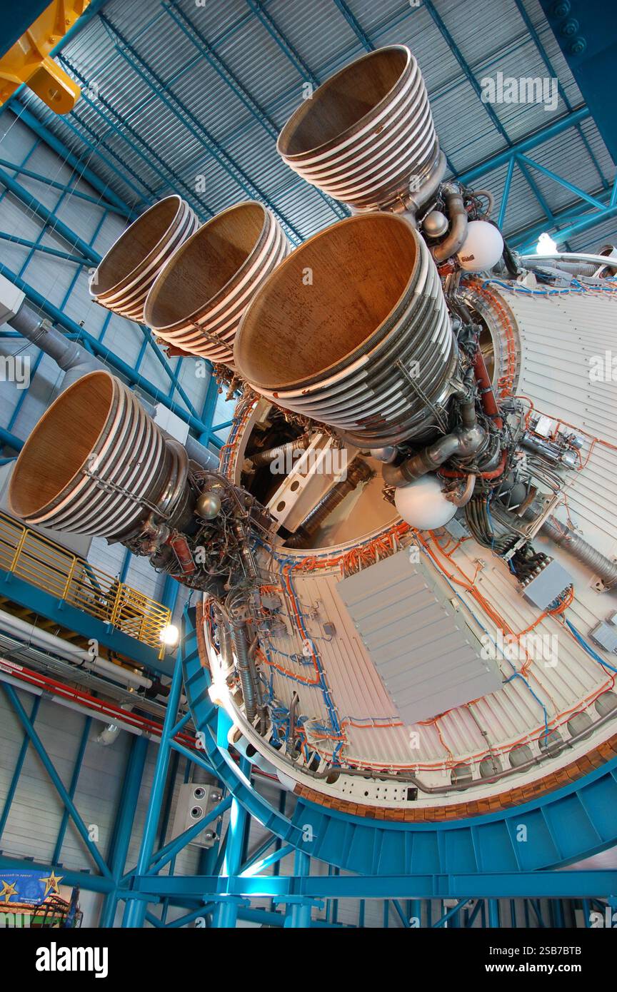 Nahaufnahme des massiven fünfmotorigen Clusters am Fuße der Saturn-V-Rakete, der sein kraftvolles Design und seine beeindruckende technische Ausstattung unterstreicht Stockfoto