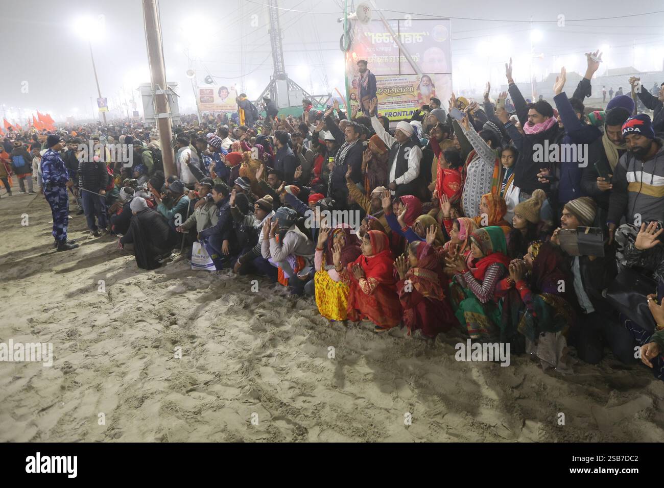 Holymen und andere nehmen heiliges Bad anlässlich des Makar Sankranti Festivals Maha Kumbh Mela 2025 in Prayagraj, Indien. Stockfoto