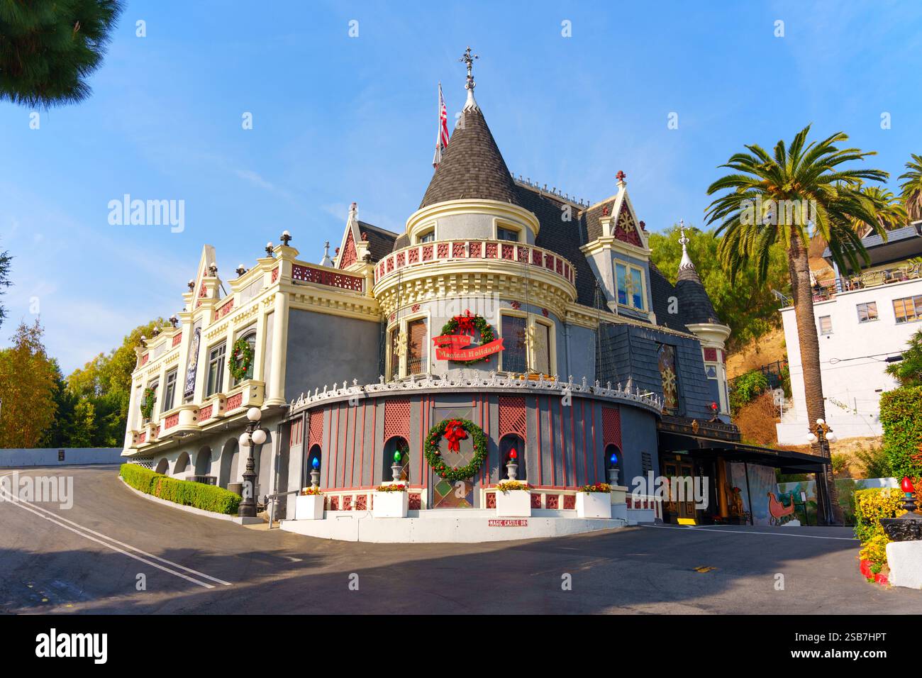 Los Angeles, Kalifornien - 24. Dezember 2024: Atemberaubende Architektur des Magic Castle in Los Angeles, geschmückt mit festlichen Dekorationen zu Weihnachten, Stockfoto