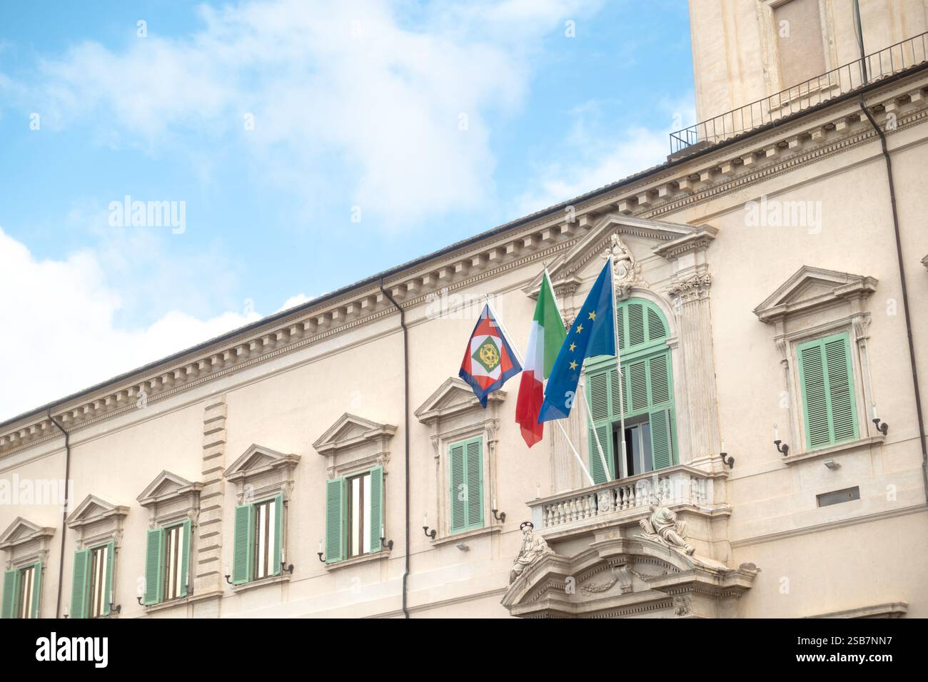 Rom, Italien - 8. Januar 2025: Weiße Fassade des italienischen Präsidentenpalastes Palazzo del Quirinale, des Quirinalpalastes, mit Fahnen Stockfoto