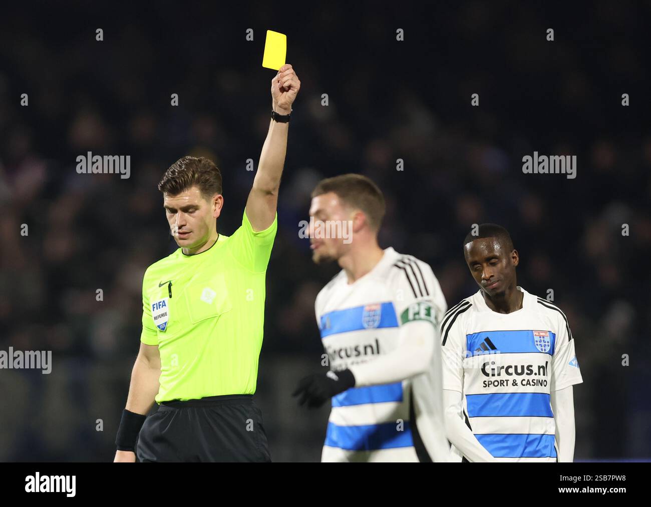 Zwolle, Niederlande. Februar 2025. ZWOLLE, NIEDERLANDE - 1. FEBRUAR: Schiedsrichter Joey Kooij zeigt Davy van den Berg von PEC Zwolle während des niederländischen Eredivisie-Spiels zwischen PEC Zwolle und FC Utrecht im MAC3 Park am 1. Februar 2025 in Zwolle, Niederlande. (Foto von Peter Lous/Orange Pictures) Credit: Orange Pics BV/Alamy Live News Stockfoto