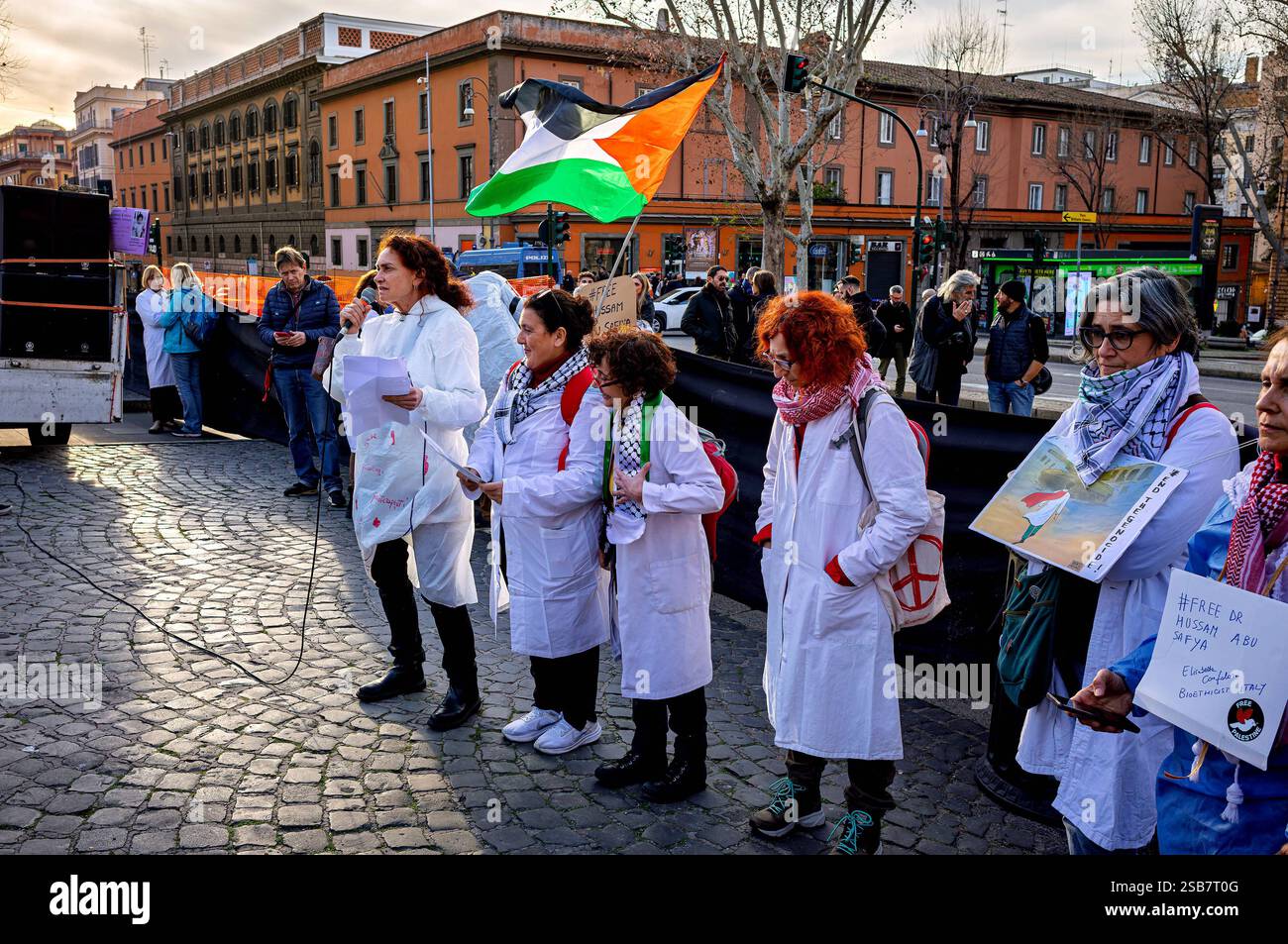 Demonstration des Netzwerks Sanitarians für Gaza ROM, ITALIEN - 1. FEBRUAR: Nationale Demonstration des Netzwerks Sanitarians für Gaza, um die Freilassung von inhaftierten palästinensischen Ärzten und Zivilisten durch den Staat Israel, einen dauerhaften Waffenstillstand im Gazastreifen und in besetzten palästinensischen Gebieten sowie sichere humanitäre Korridore am 1. Februar 2025 in Rom, Italien. Rom Italien Copyright: XStefanoxMontesix Stockfoto