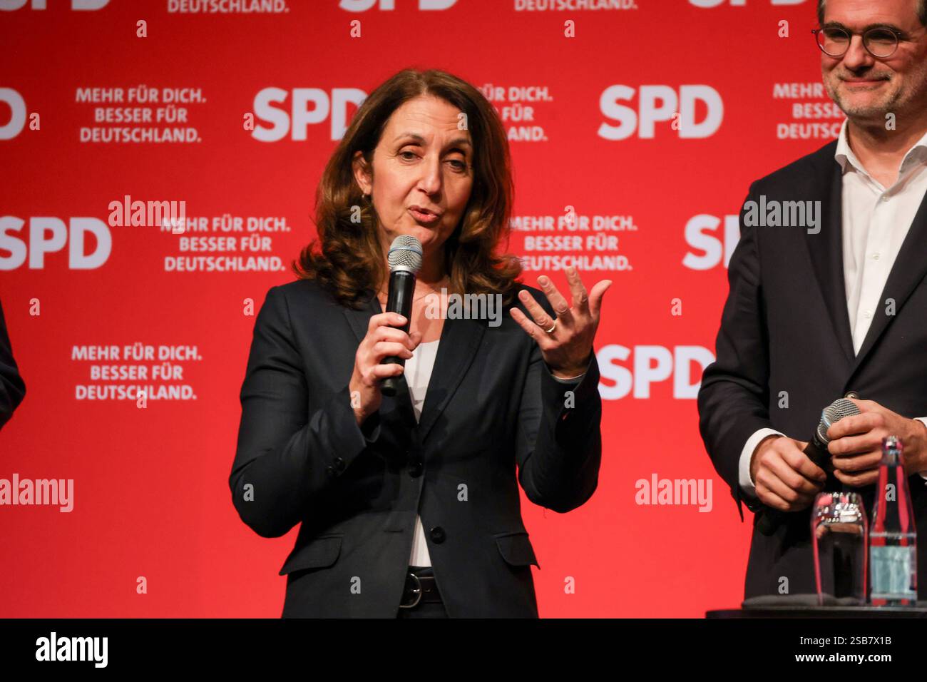 Bundestagswahlkampf 2025. Mehr für dich. Besser für Deutschland. Dialogveranstaltung der SPD in Hamburg. Aydan Özoguz, Vizepräsidentin des Deutschen Bundestages. . Hamburg, DEU, Deutschland, 01.02.2025 *** Bundestagswahlkampf 2025 mehr für Sie besser für Deutschland Dialogveranstaltung der SPD in Hamburg Aydan Özoguz, Vizepräsident des Deutschen Bundestages Hamburg, DEU, Deutschland, 01 02 2025 Stockfoto