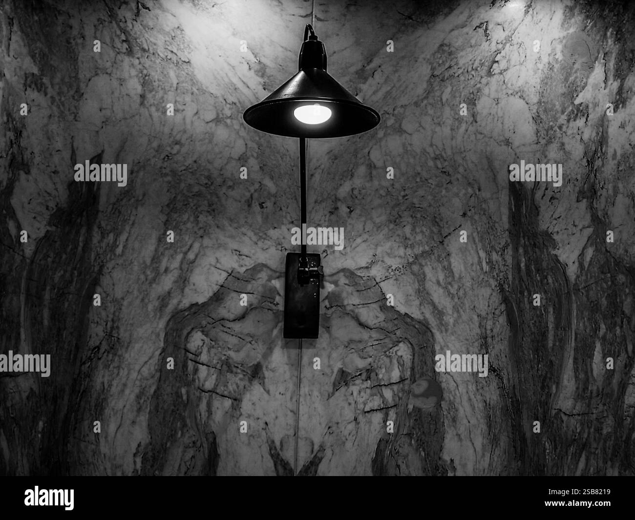 Moderne Glühlampe. Beleuchtete Wand Stockfoto