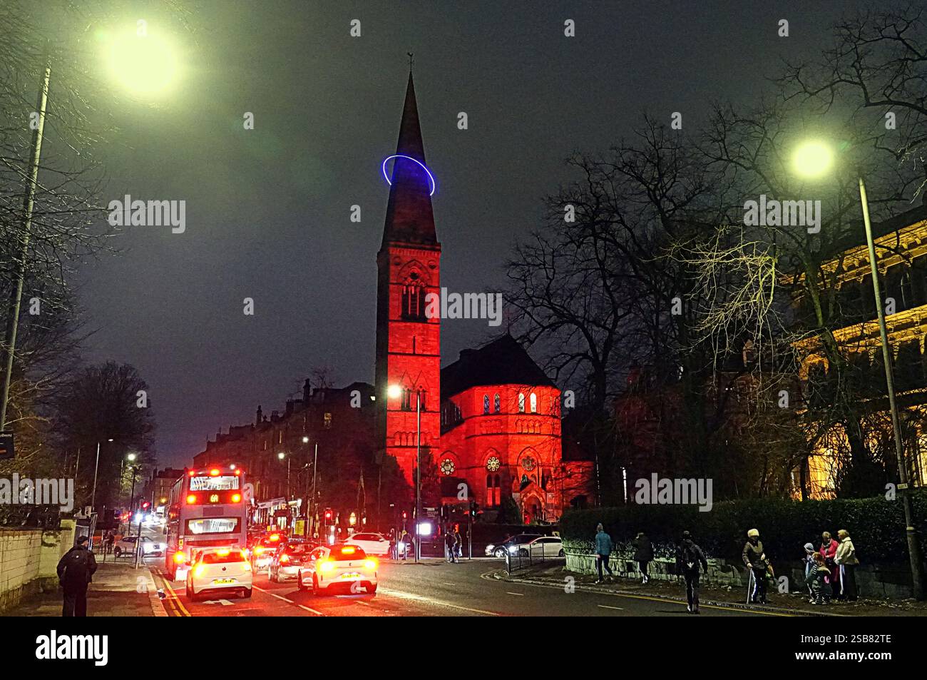 Glasgow, Schottland, Großbritannien. Februar 2025. Ein Stück auf der banksy-Ausstellung im goma letztes Jahr "Cut and Run"? Ein neuer Verdächtiger banksy tauchte in der großen george Street im Westen der Stadt auf und schickte die Einheimischen in Hysterie der Freude, als die beliebte Nebenstraße in der Nähe sich in ihren Pubs und Restaurants für Samstagabend vorbereitete. Oran Mor an der Spitze der Byres Road und der großartigen Weststraße. Credit Gerard Ferry /Alamy Live News Stockfoto