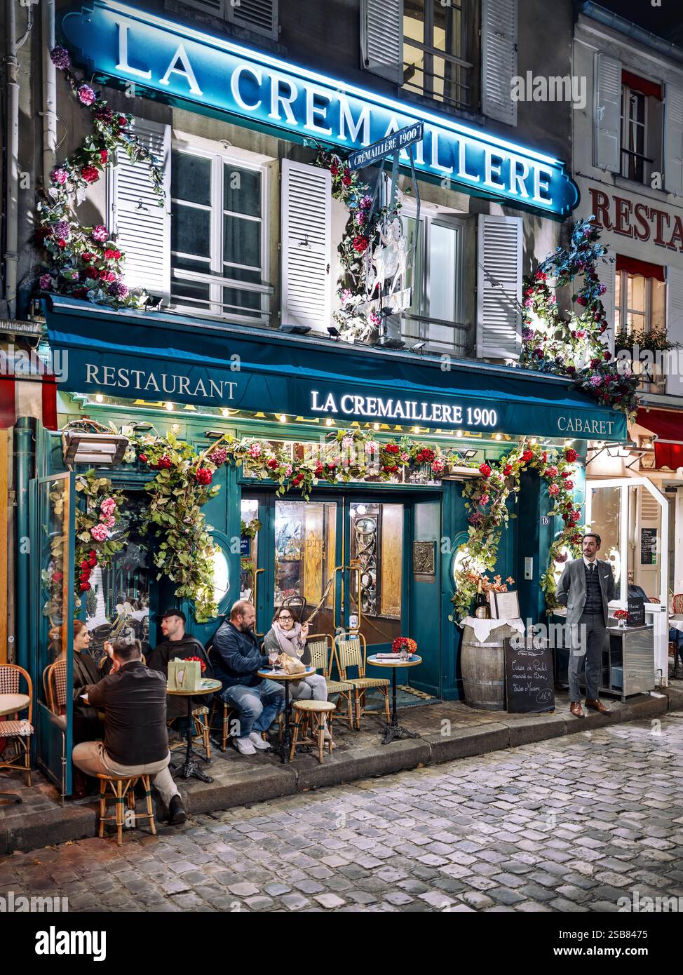 FRANKREICH. PARIS (75) 18. BEZIRK. DER PLACE DU TERTRE. LA CREMAILLERE 1900 RESTAURANT TERRASSE IN MONTMARTRE BEI NACHT Stockfoto
