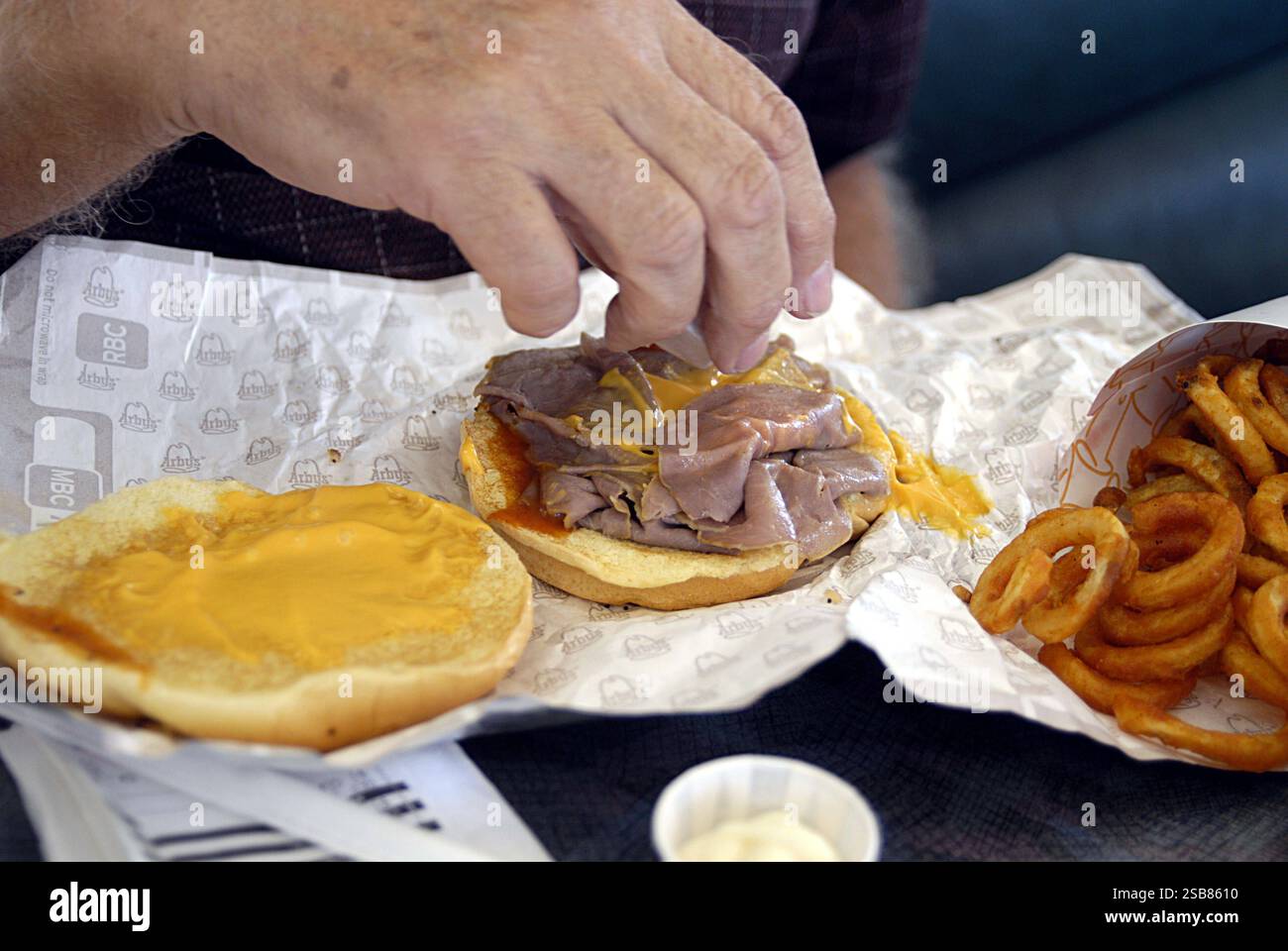 VEREINIGTE STAATEN / WASHINGTON STATE / SPOKANE. Arbys Food MENU Braten Menü 21 Juli 2010 FOTO VON FRANCIS JOSEPH DEAN / DEAN PICTURES Stockfoto VEREINIGTE STAATEN / WASHINGTON STATE / SPOKANE. Arbys Food MENU Braten Menü 21 Juli 2010 FOTO VON FRANCIS JOSEPH DEAN / DEAN PICTURES Stockfoto