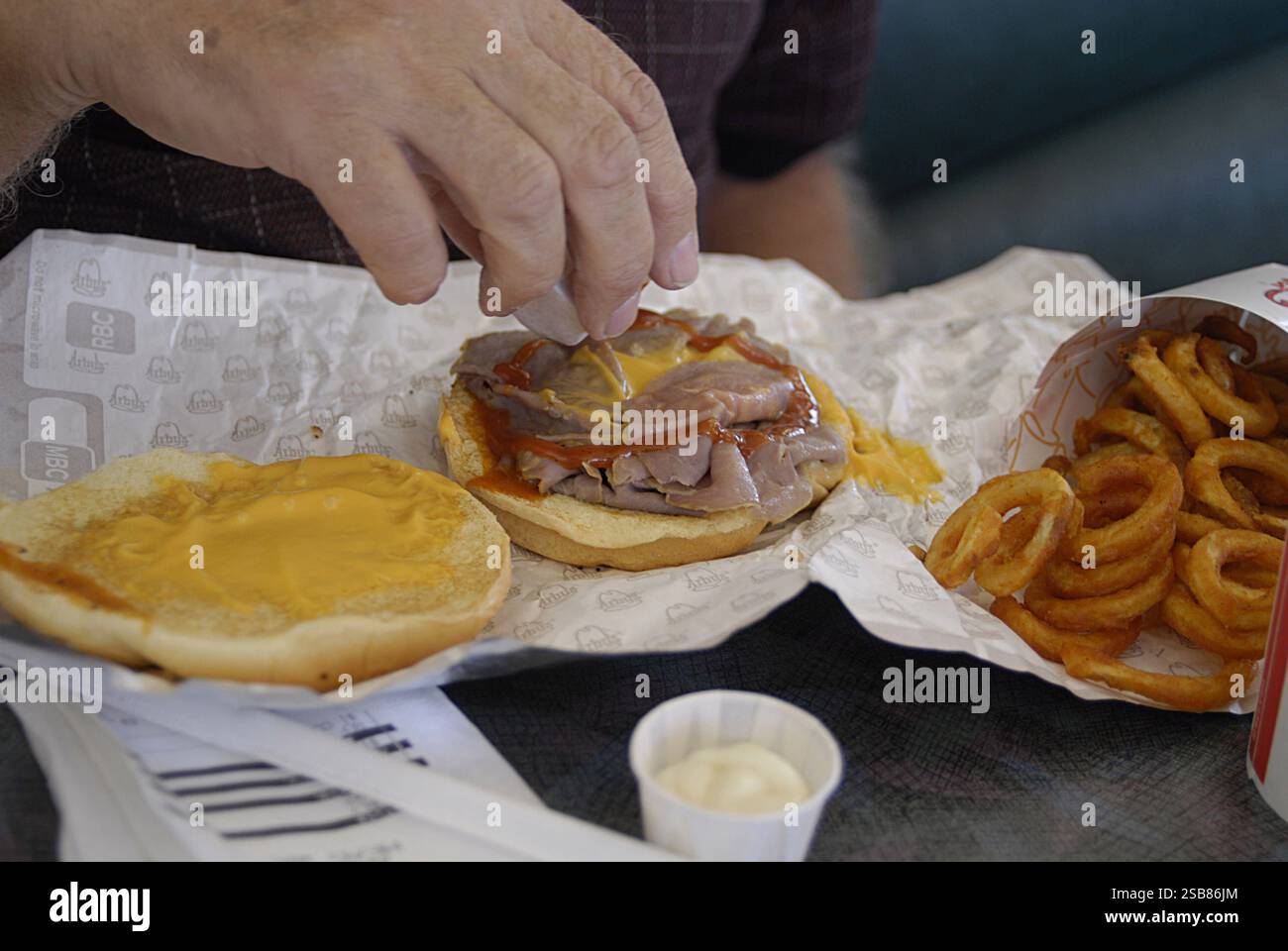 VEREINIGTE STAATEN / WASHINGTON STATE / SPOKANE. Arbys Food MENU Braten Menü 21 Juli 2010 FOTO VON FRANCIS JOSEPH DEAN / DEAN PICTURES Stockfoto VEREINIGTE STAATEN / WASHINGTON STATE / SPOKANE. Arbys Food MENU Braten Menü 21 Juli 2010 FOTO VON FRANCIS JOSEPH DEAN / DEAN PICTURES Stockfoto