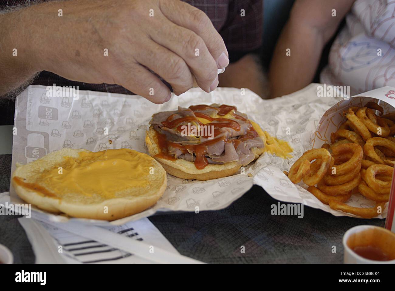VEREINIGTE STAATEN / WASHINGTON STATE / SPOKANE. Arbys Food MENU Braten Menü 21 Juli 2010 FOTO VON FRANCIS JOSEPH DEAN / DEAN PICTURES Stockfoto VEREINIGTE STAATEN / WASHINGTON STATE / SPOKANE. Arbys Food MENU Braten Menü 21 Juli 2010 FOTO VON FRANCIS JOSEPH DEAN / DEAN PICTURES Stockfoto