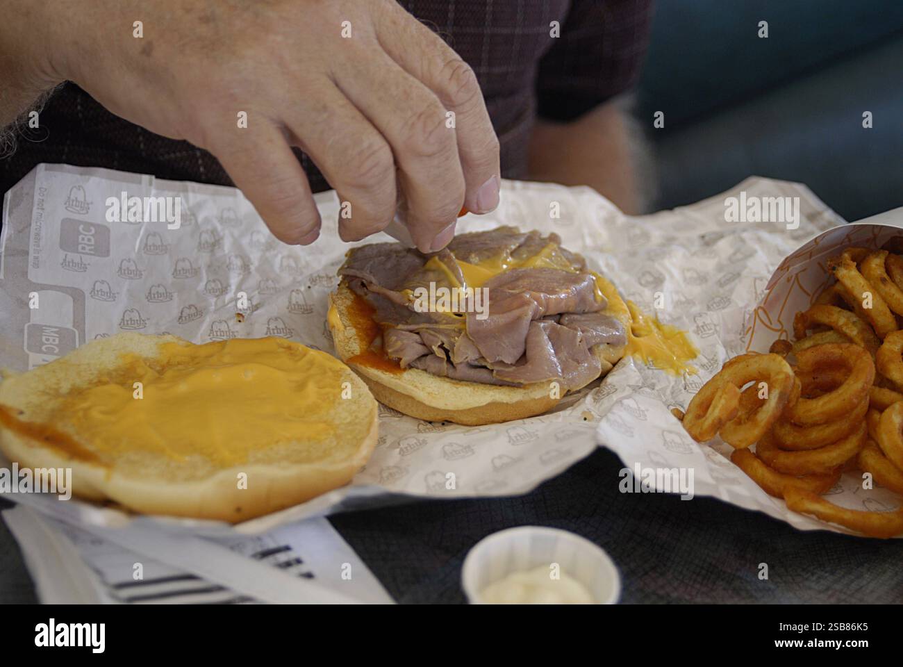 VEREINIGTE STAATEN / WASHINGTON STATE / SPOKANE. Arbys Food MENU Braten Menü 21 Juli 2010 FOTO VON FRANCIS JOSEPH DEAN / DEAN PICTURES Stockfoto VEREINIGTE STAATEN / WASHINGTON STATE / SPOKANE. Arbys Food MENU Braten Menü 21 Juli 2010 FOTO VON FRANCIS JOSEPH DEAN / DEAN PICTURES Stockfoto