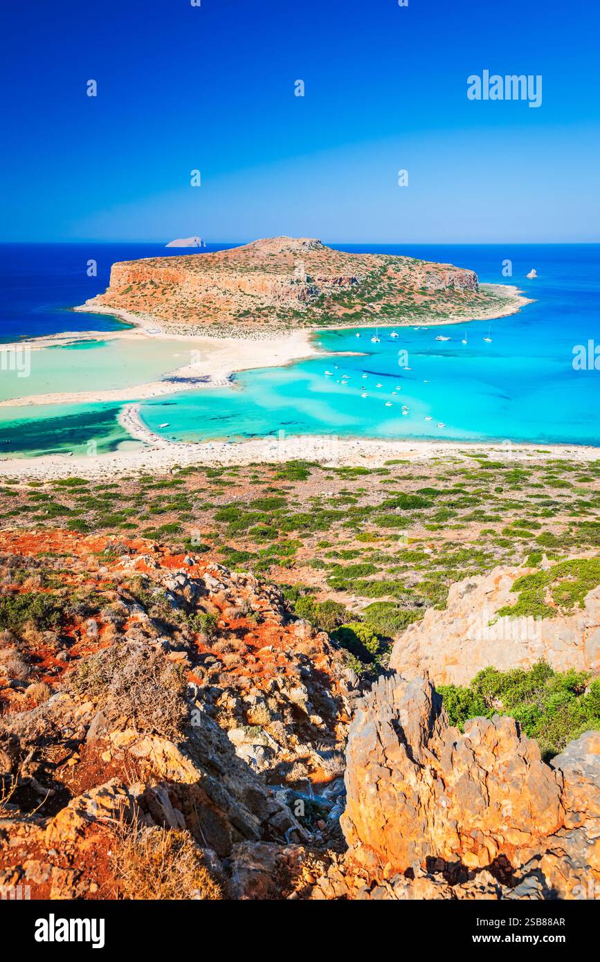 Balos Lagune auf Kreta, Griechenland, atemberaubender Strand mit kristallklarem Wasser, weichem weißen Sand und zerklüfteten Küstenklippen. Stockfoto