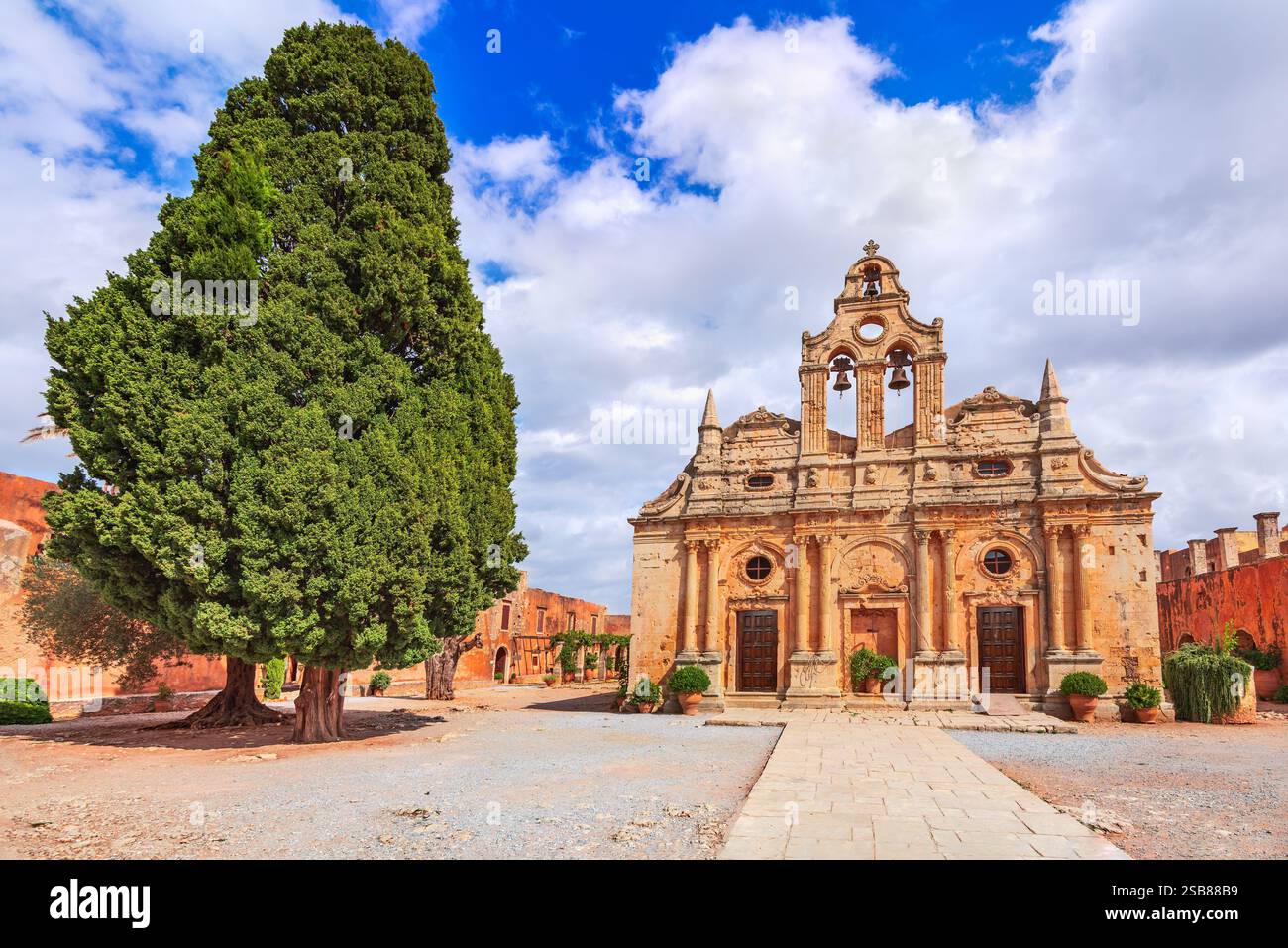 Das Kloster Arkadi auf Kreta ist ein historisches Wahrzeichen aus dem 16. Jahrhundert, das für seine venezianische Architektur und seinen Widerstand bekannt ist. Stockfoto