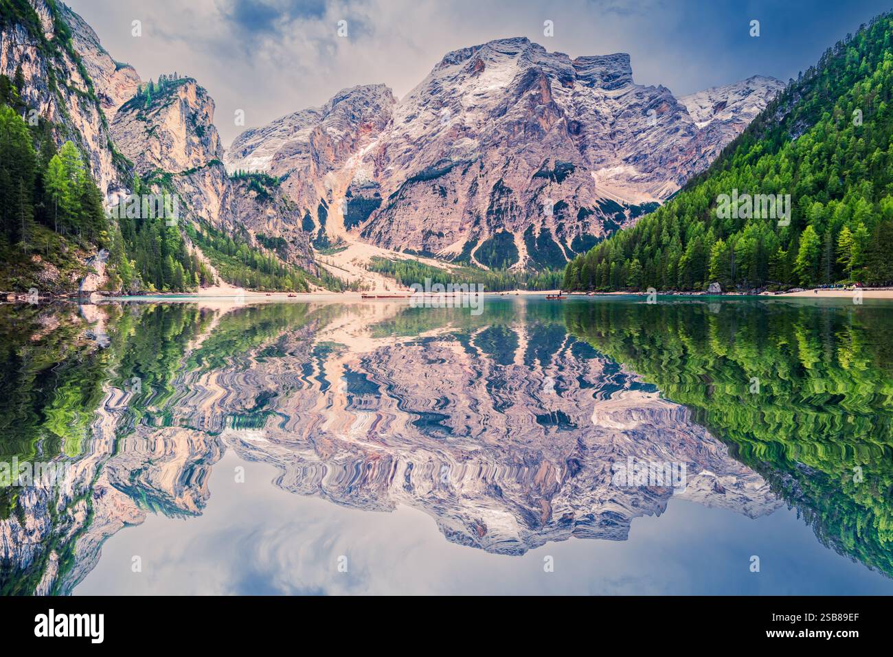 Lago di Prags, Italien. Alpensee mit smaragdgrünem Wasser, dramatischen Dolomitengipfeln, Holzbooten und atemberaubender landschaftlicher Schönheit Stockfoto