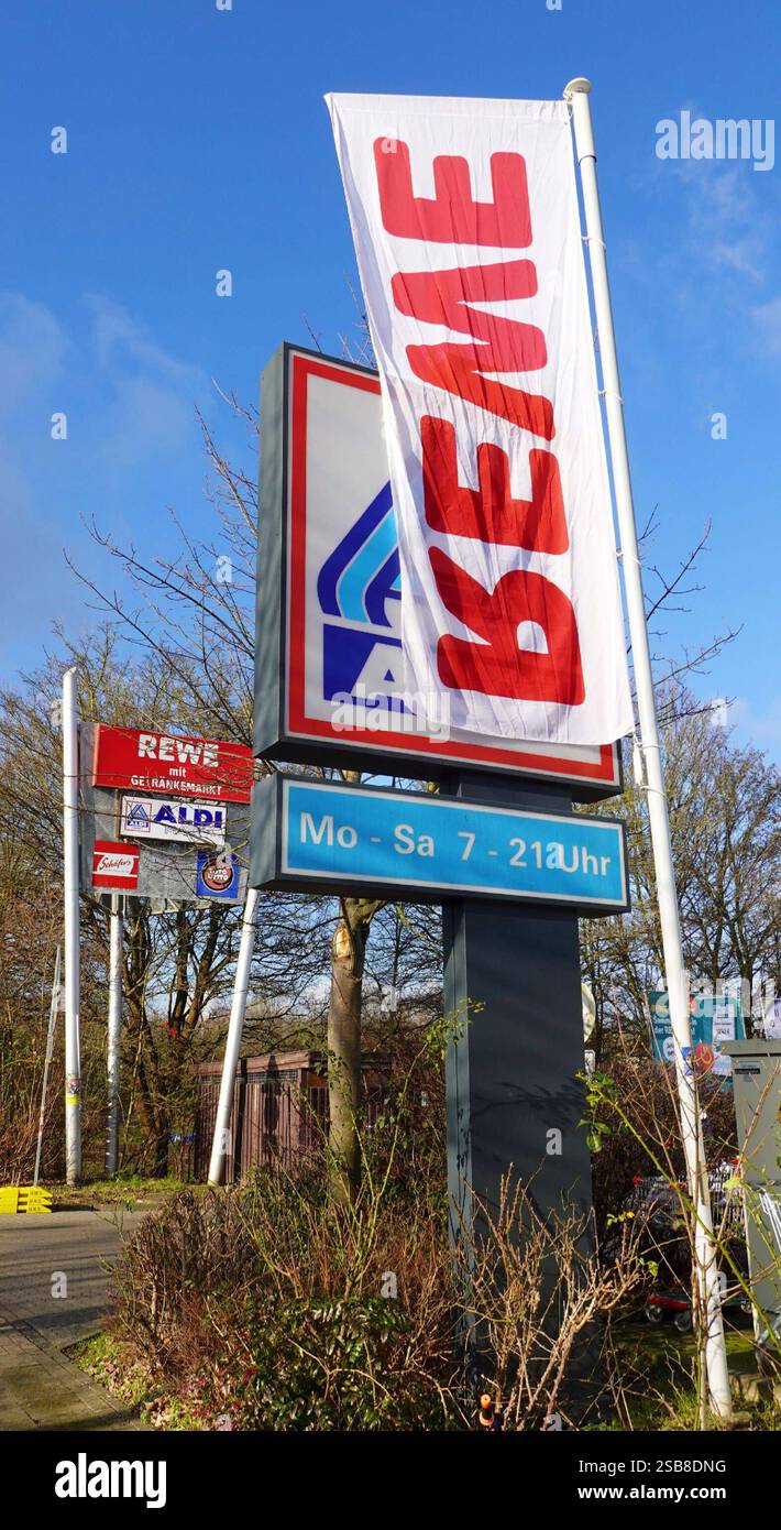 REWE Reklamefahne verdeckt das ALDI Schild könnte Ärger geben - gesehen am 01.02.2025 in Hannover. Bemerode *** die REWE-Werbeflagge deckt das ALDI-Schild ab, kann zu Problemen führen, die am 01 02 2025 in Hannover Bemerode zu sehen sind Stockfoto